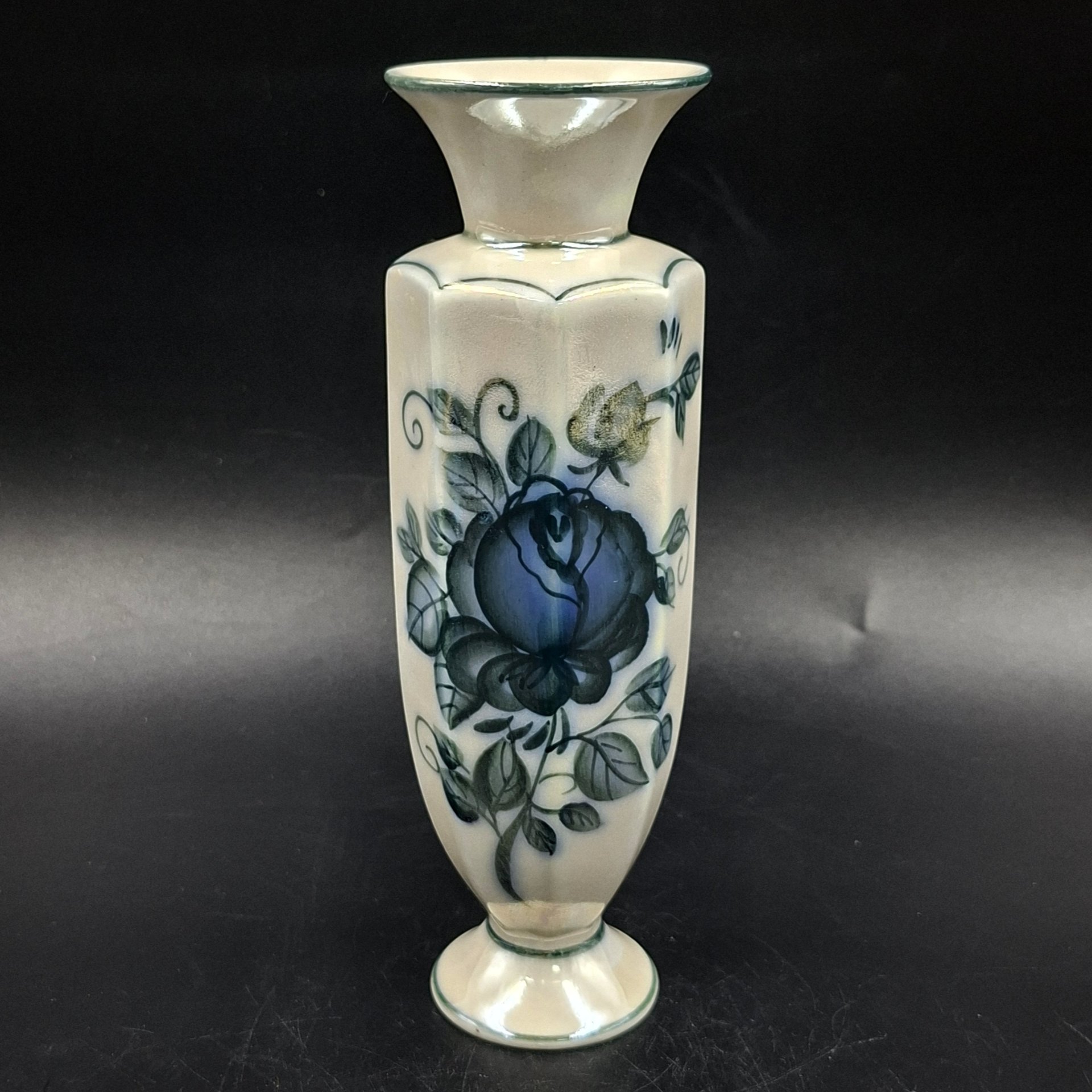 Вазочка с изображением розы на тулове, фарфор, роспись, люстр, Россия, 1980-2000 гг.