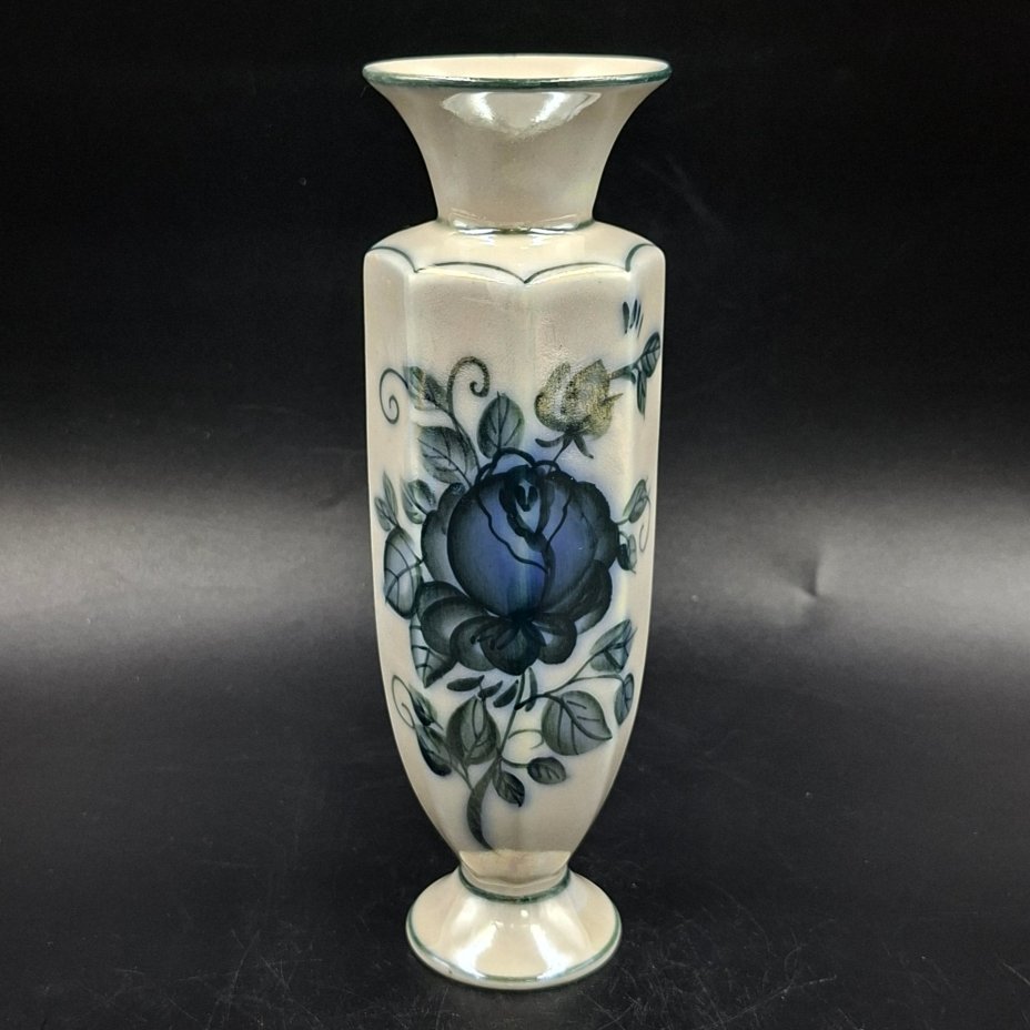Вазочка с изображением розы на тулове, фарфор, роспись, люстр, Россия, 1980-2000 гг.