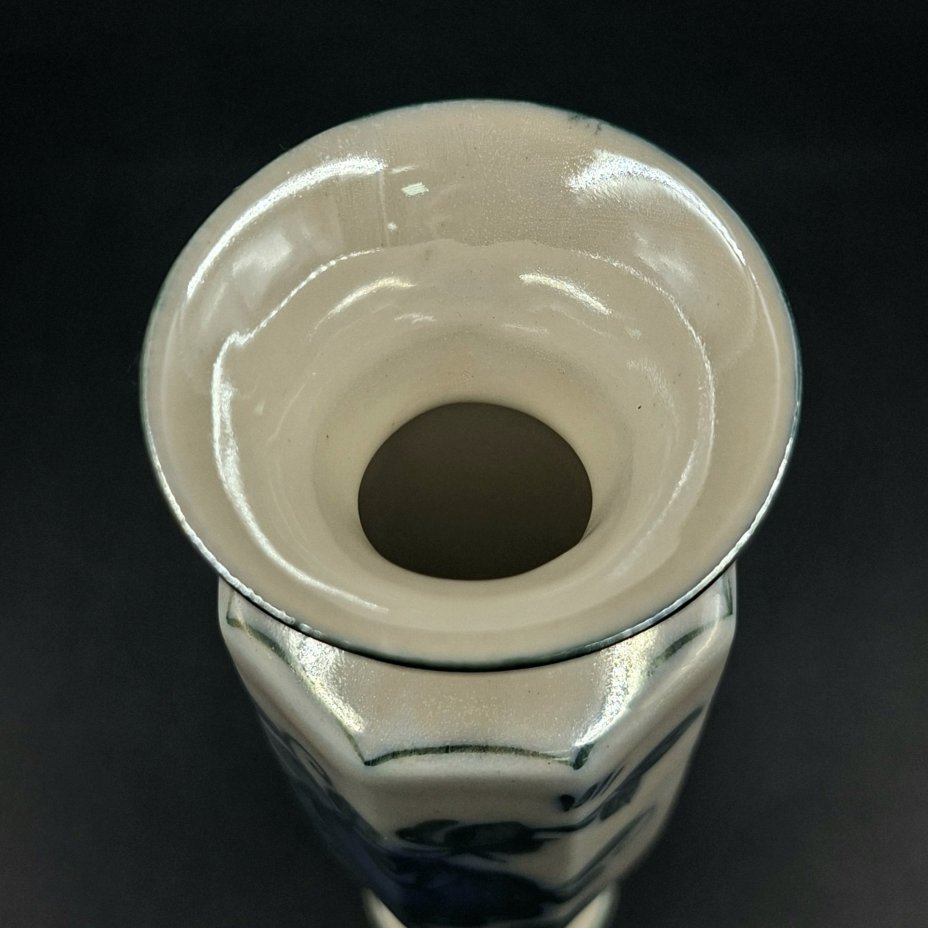 Вазочка с изображением розы на тулове