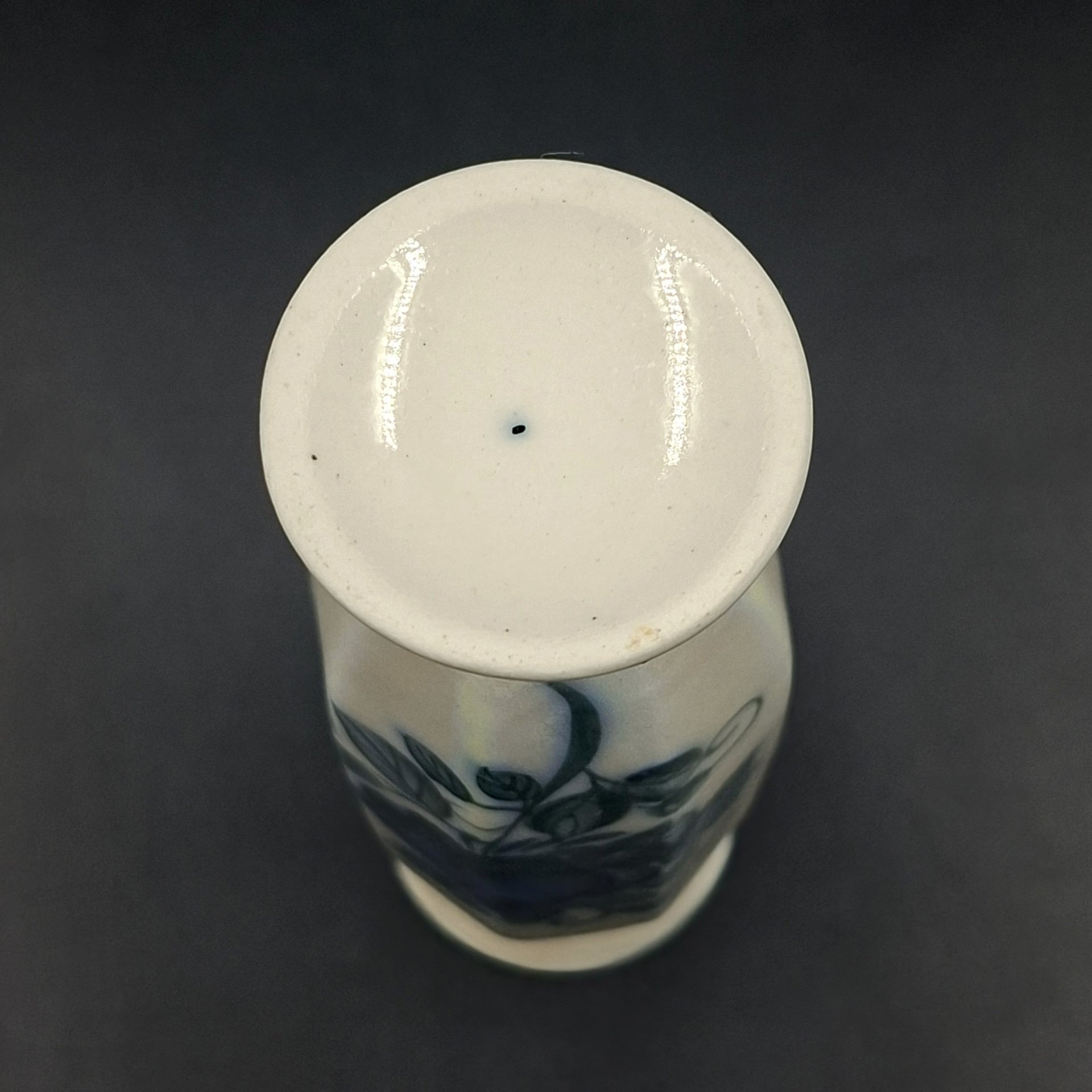 Вазочка с изображением розы на тулове, фарфор, роспись, люстр, Россия, 1980-2000 гг.