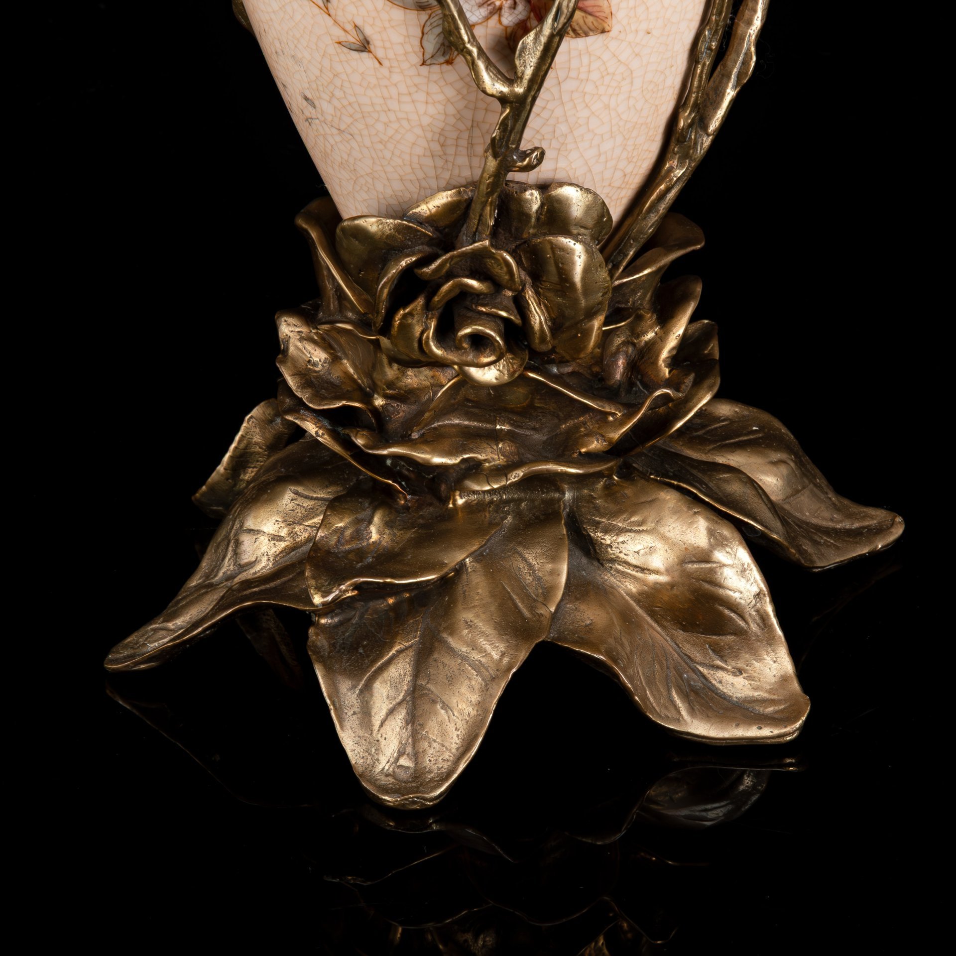 Ваза в металлической оплетке растительного характера, украшенная изображением птиц и цветов