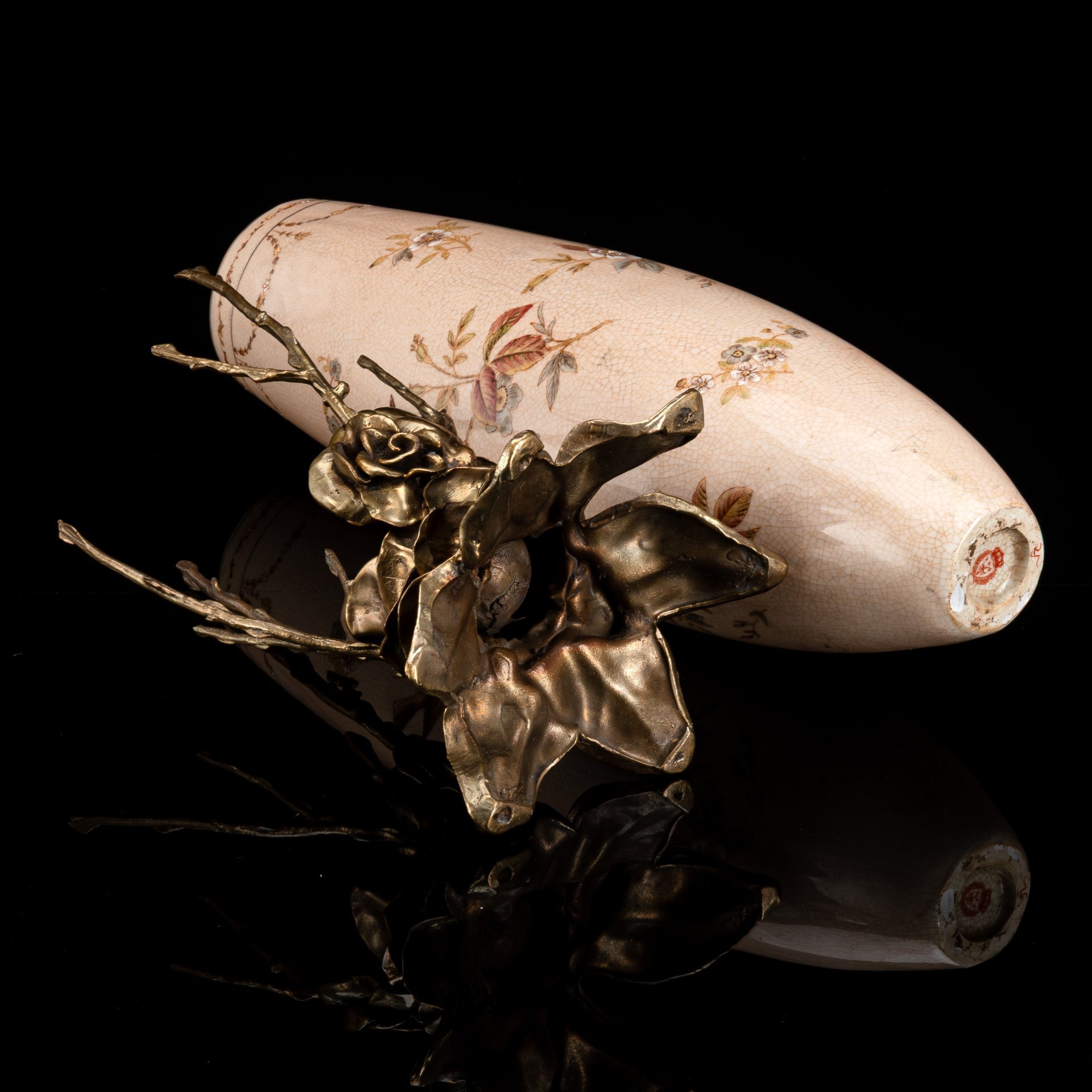 Ваза в металлической оплетке растительного характера, украшенная изображением птиц и цветов