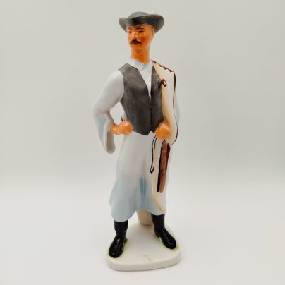 Статуэтка "Мужчина в шляпе с пером" ("Мужчина в национальном костюме"), фарфор, роспись, Aquincum Porcelain, Венгрия, 1948-1970 гг.