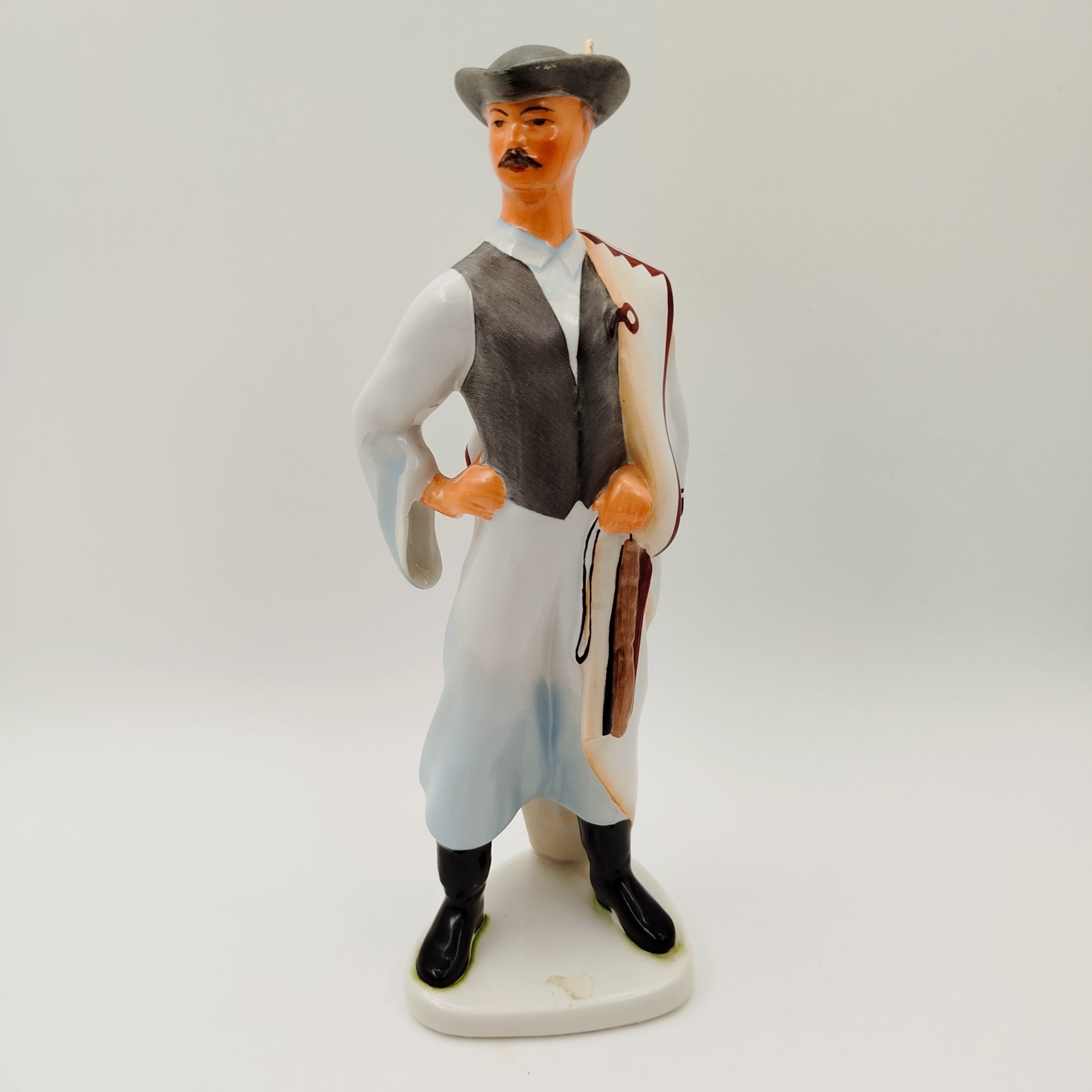 Статуэтка "Мужчина в шляпе с пером" ("Мужчина в национальном костюме"), фарфор, роспись, Aquincum Porcelain, Венгрия, 1948-1970 гг.
