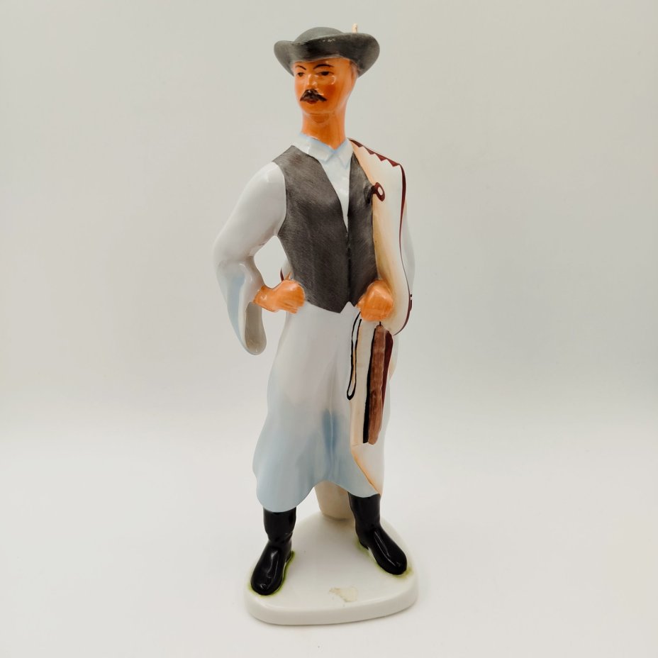 Статуэтка "Мужчина в шляпе с пером" ("Мужчина в национальном костюме"), фарфор, роспись, Aquincum Porcelain, Венгрия, 1948-1970 гг.