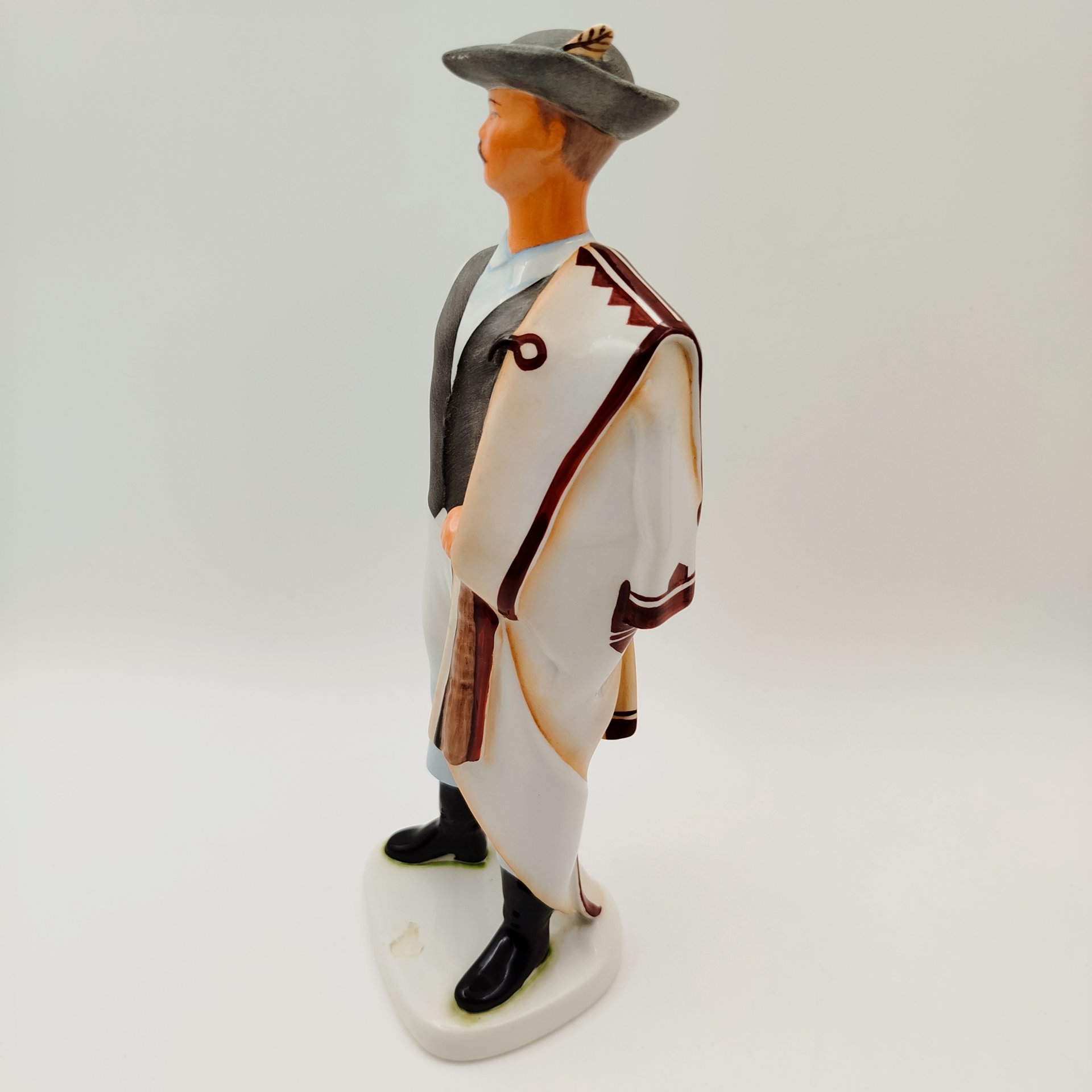 Статуэтка "Мужчина в шляпе с пером" ("Мужчина в национальном костюме"), фарфор, роспись, Aquincum Porcelain, Венгрия, 1948-1970 гг.