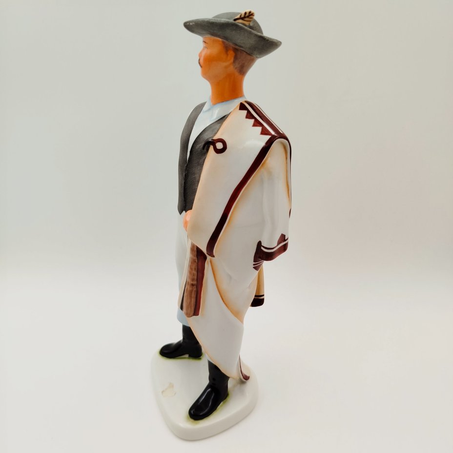 Статуэтка "Мужчина в шляпе с пером" ("Мужчина в национальном костюме"), фарфор, роспись, Aquincum Porcelain, Венгрия, 1948-1970 гг.