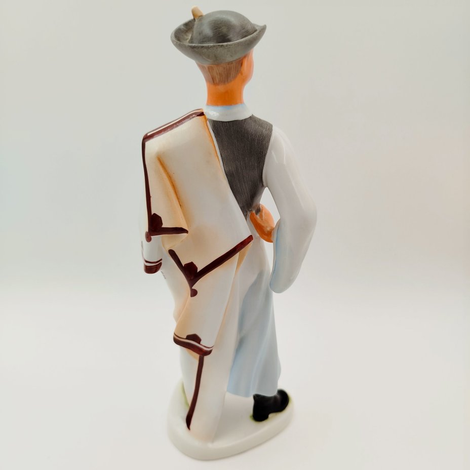 Статуэтка "Мужчина в шляпе с пером" ("Мужчина в национальном костюме"), фарфор, роспись, Aquincum Porcelain, Венгрия, 1948-1970 гг.