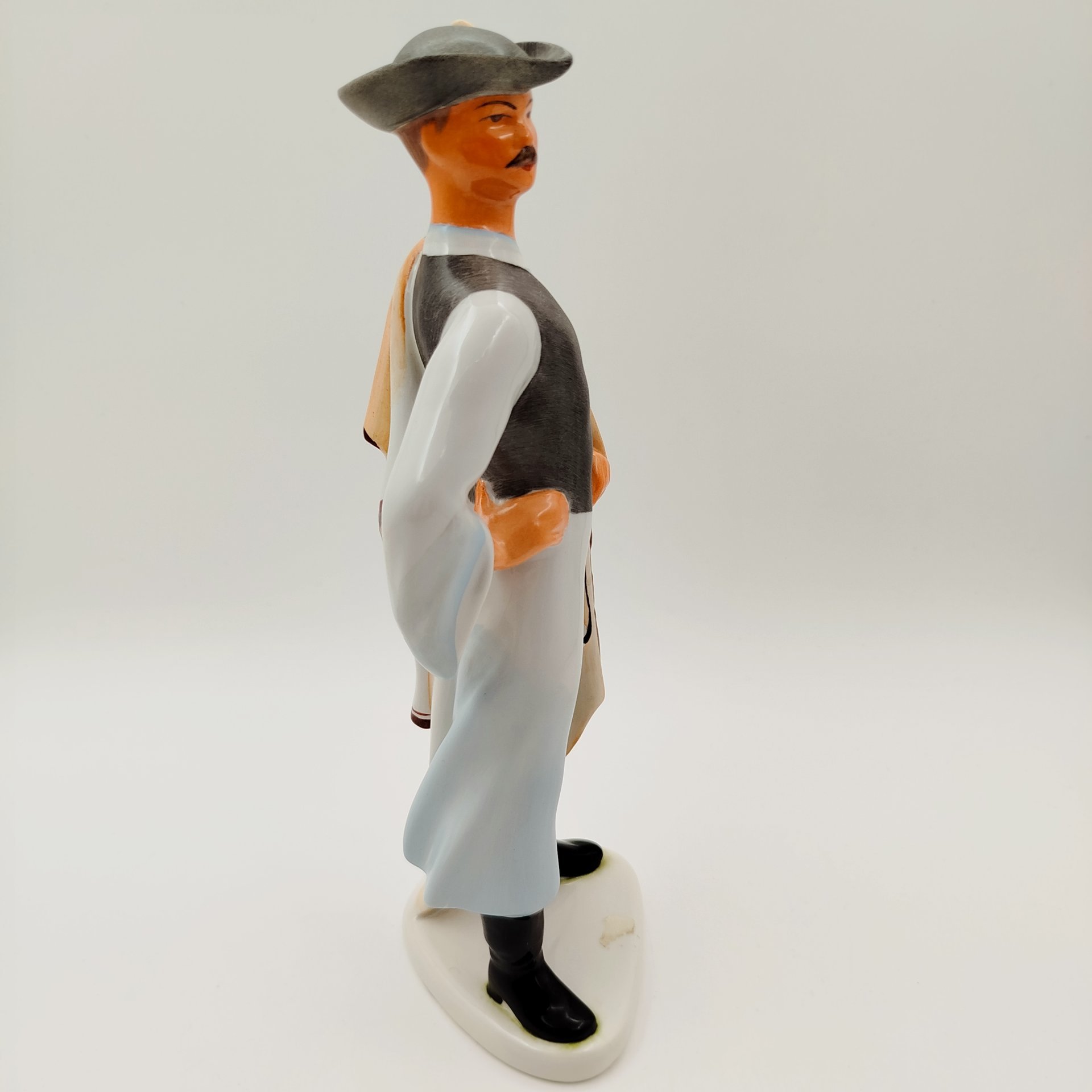 Статуэтка "Мужчина в шляпе с пером" ("Мужчина в национальном костюме"), фарфор, роспись, Aquincum Porcelain, Венгрия, 1948-1970 гг.