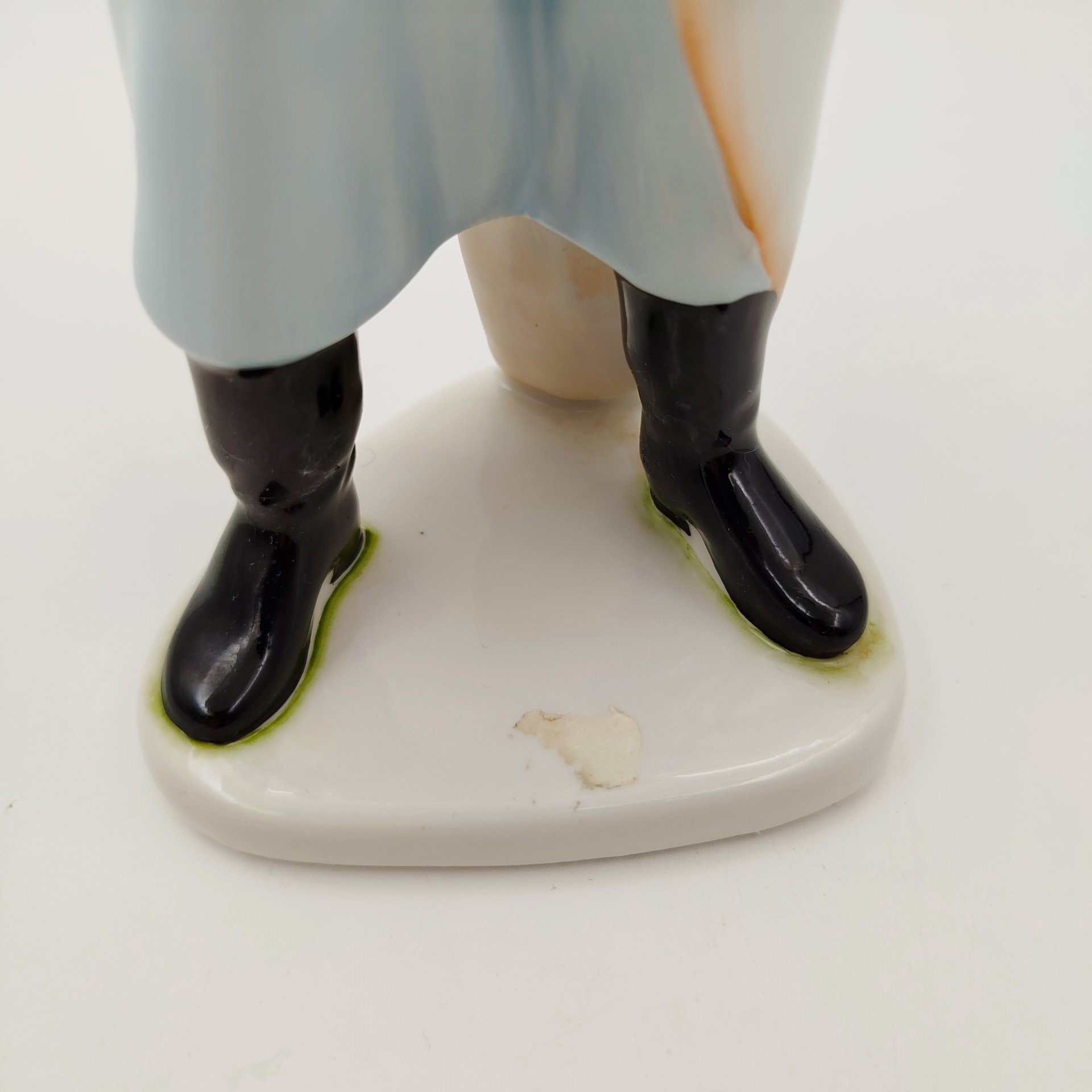 Статуэтка "Мужчина в шляпе с пером" ("Мужчина в национальном костюме"), фарфор, роспись, Aquincum Porcelain, Венгрия, 1948-1970 гг.