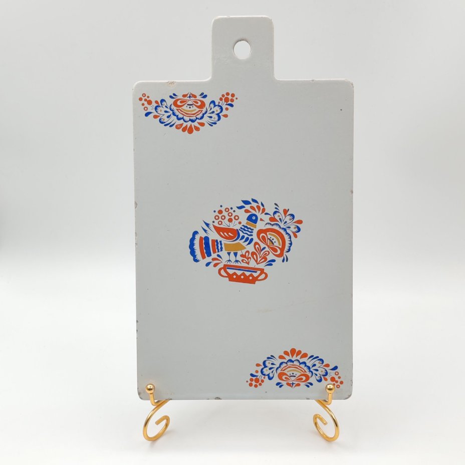 Доска разделочная, украшенная изображением петуха, фаянс, деколь, СССР, 1970-1990 гг.