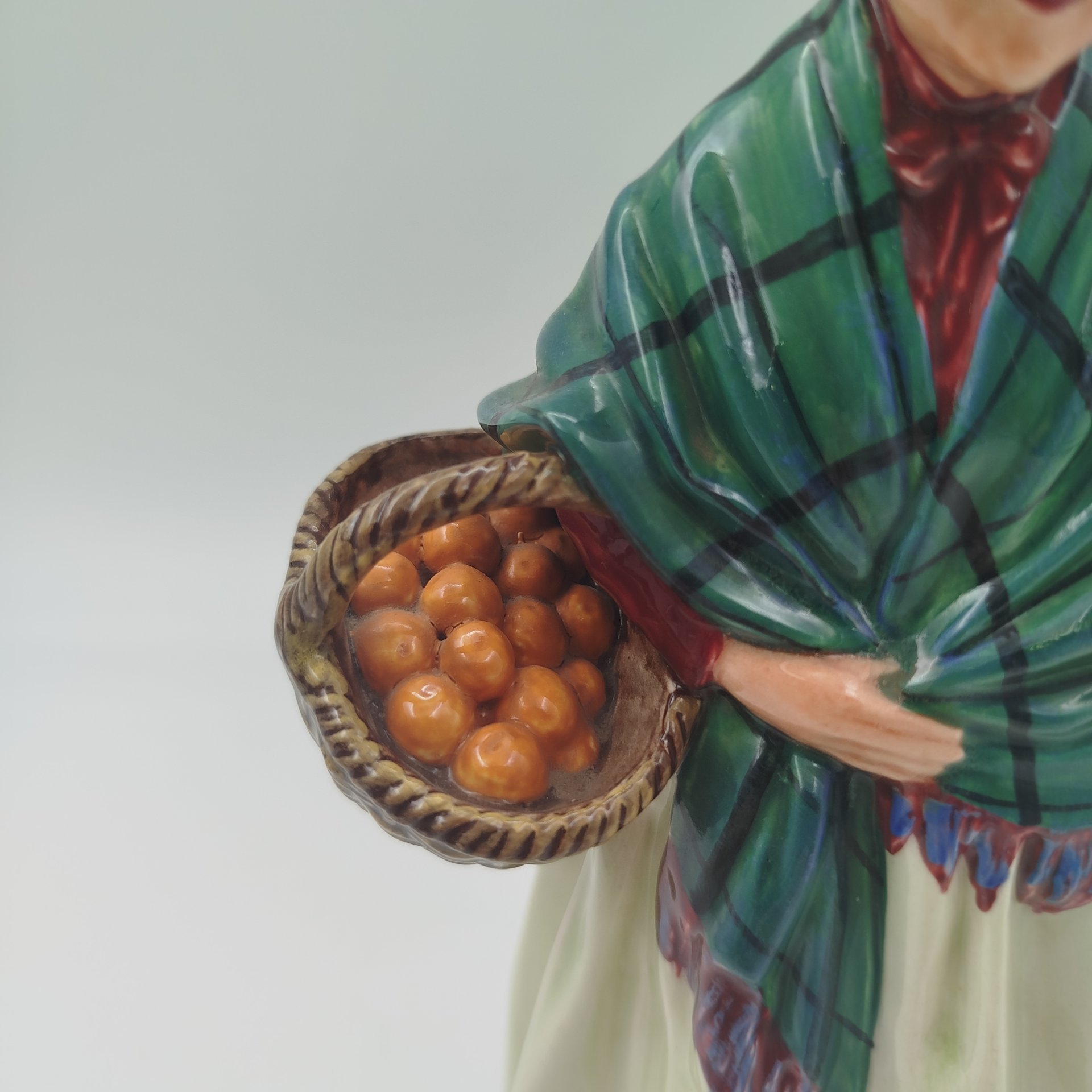 Статуэтка "Продавщица апельсинов" ("The Orange Lady"), фарфор, роспись, Royal Doulton, Великобритания, 1950-1970 гг., Royal Doulton