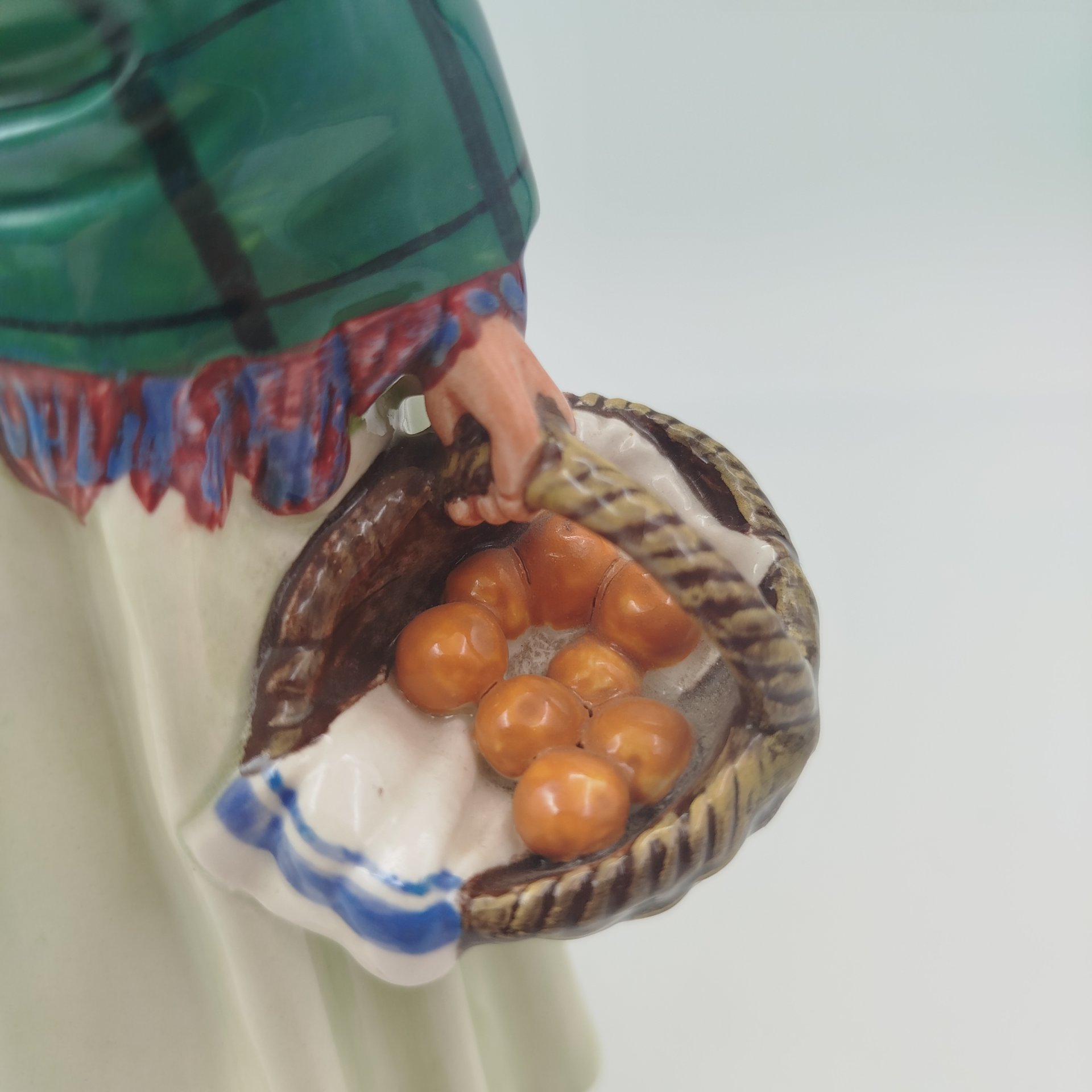 Статуэтка "Продавщица апельсинов" ("The Orange Lady"), фарфор, роспись, Royal Doulton, Великобритания, 1950-1970 гг., Royal Doulton