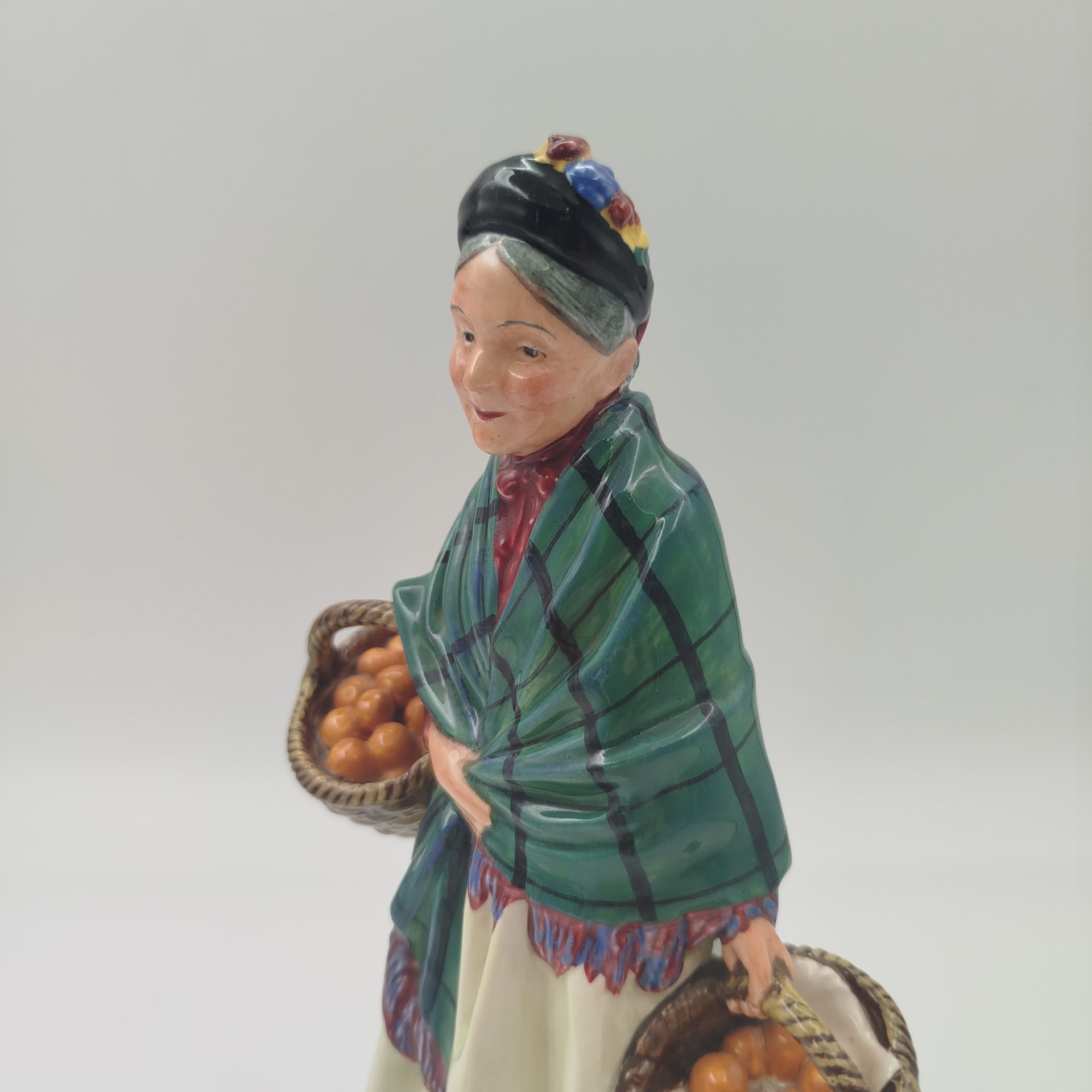 Статуэтка "Продавщица апельсинов" ("The Orange Lady"), фарфор, роспись, Royal Doulton, Великобритания, 1950-1970 гг., Royal Doulton