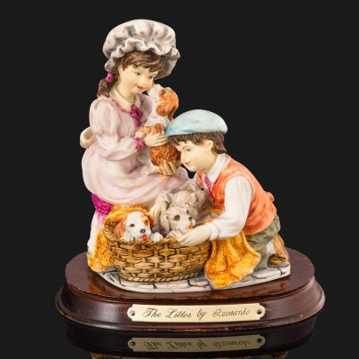 Статуэтка "Дети играют с щенками", Leonardo Collection