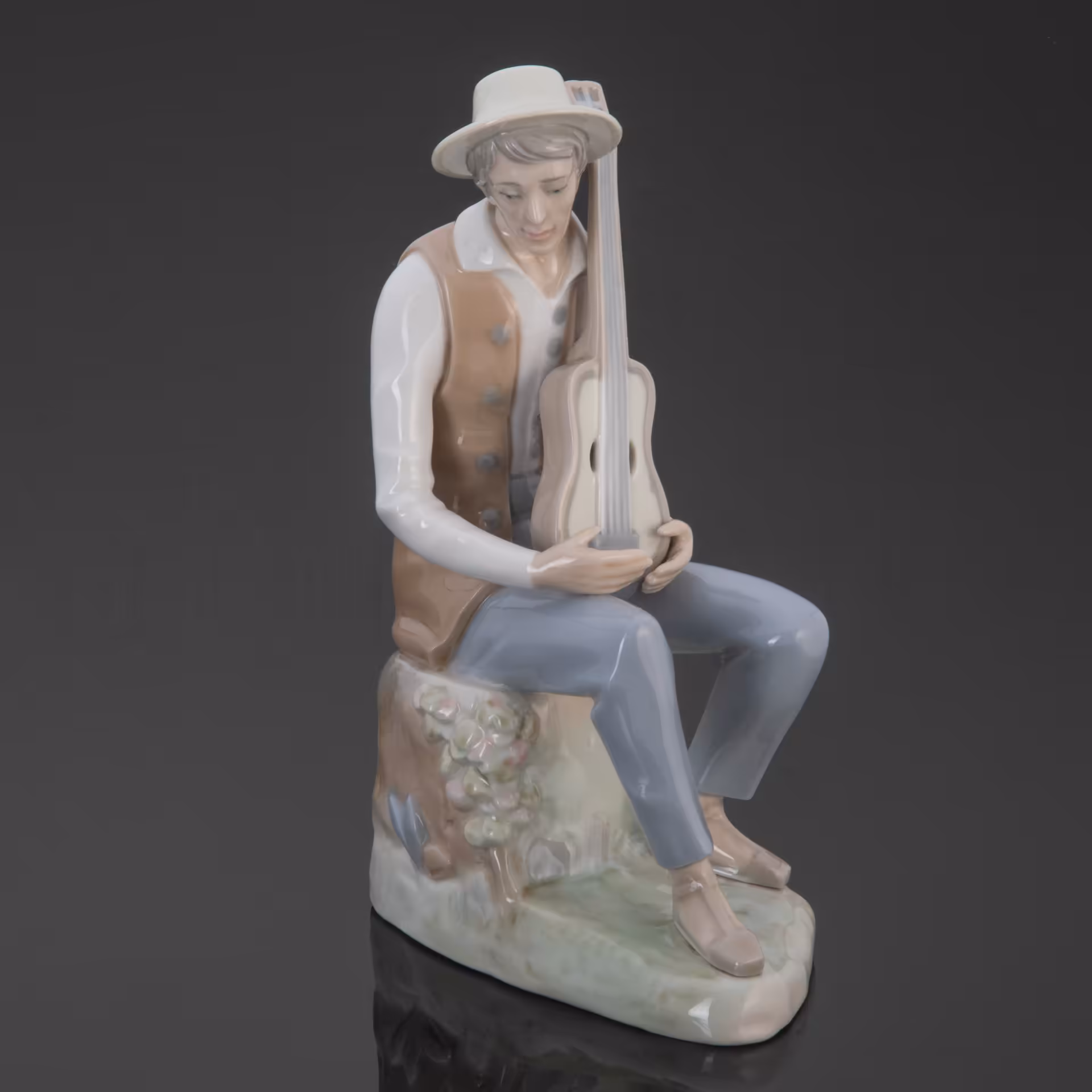 Большая интерьерная фарфоровая фигурка "Музыкант с гитарой", NAO Porcelain