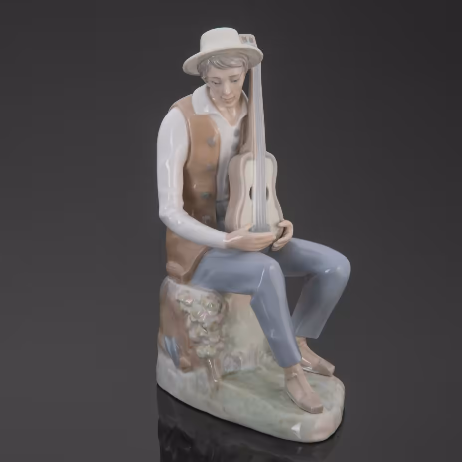 Большая интерьерная фарфоровая фигурка "Музыкант с гитарой", NAO Porcelain