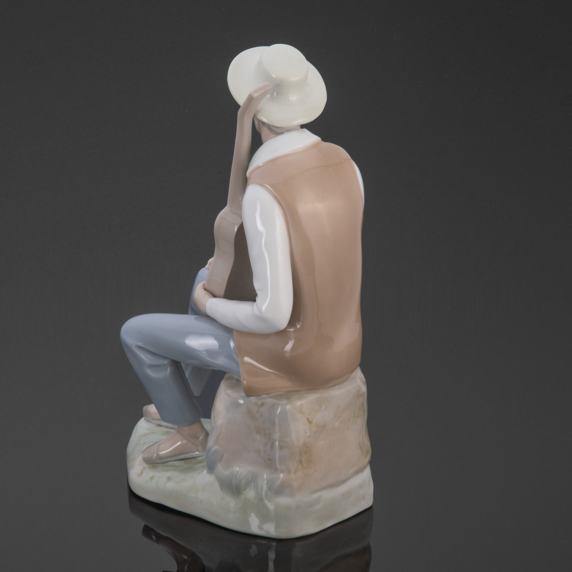 Большая интерьерная фарфоровая фигурка "Музыкант с гитарой", NAO Porcelain
