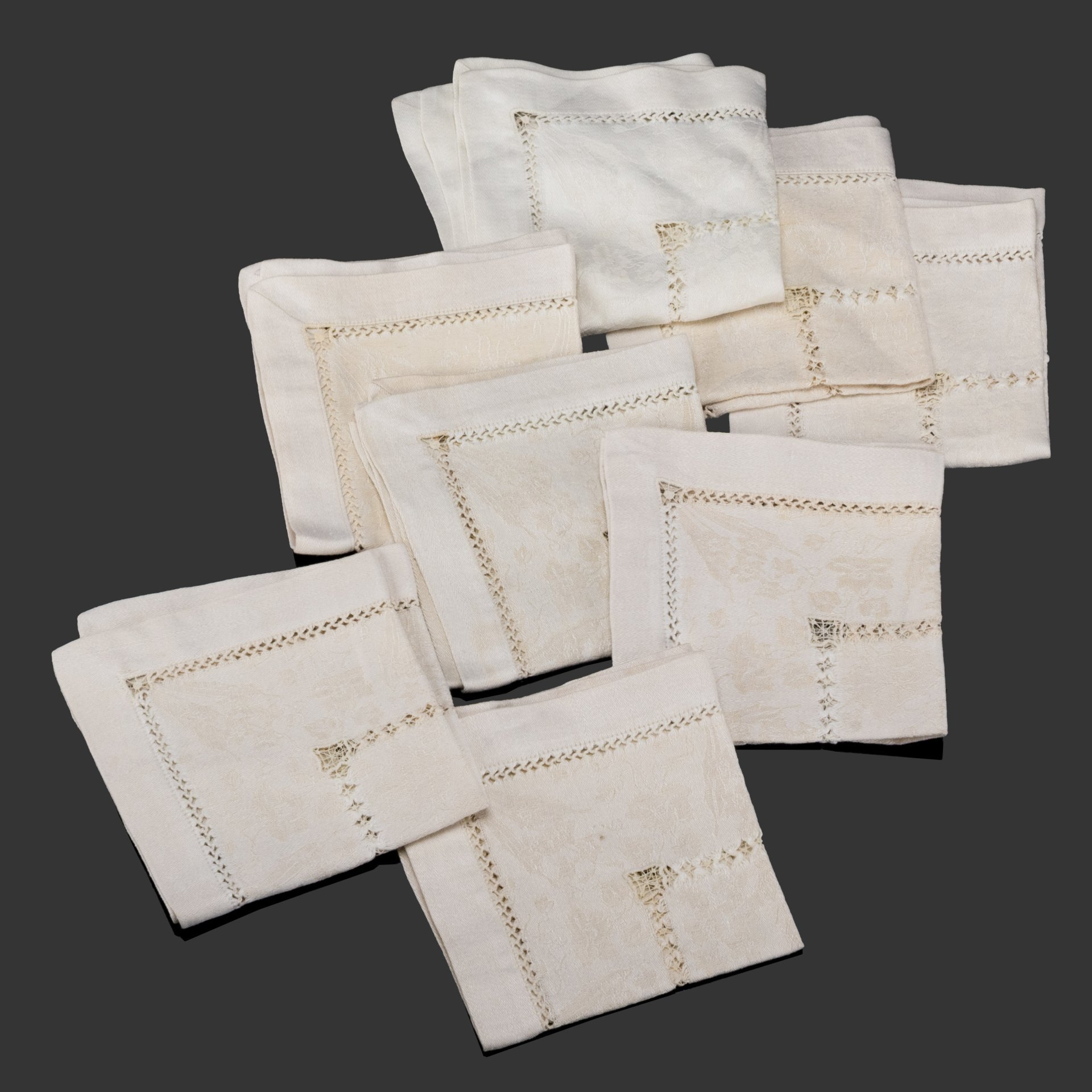 Салфетки для сервировки на 8 персон, украшенные цветочным декором, ткань, вышивка, Россия, 1910-1930 гг.