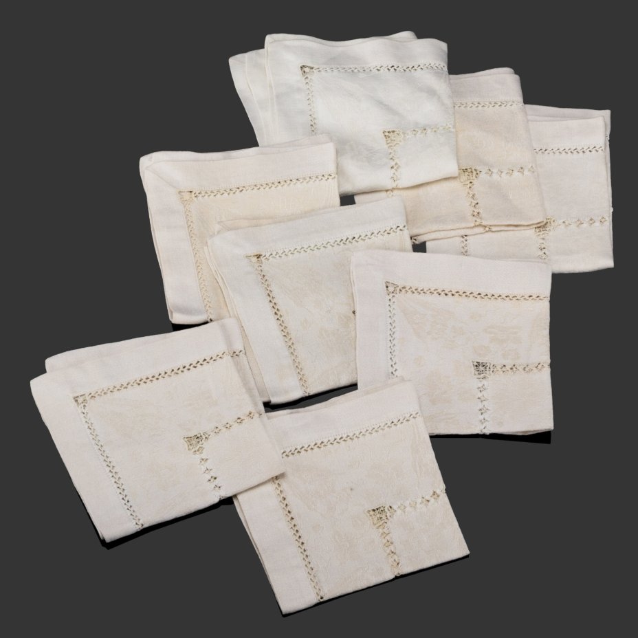 Салфетки для сервировки на 8 персон, украшенные цветочным декором, ткань, вышивка, Россия, 1910-1930 гг.