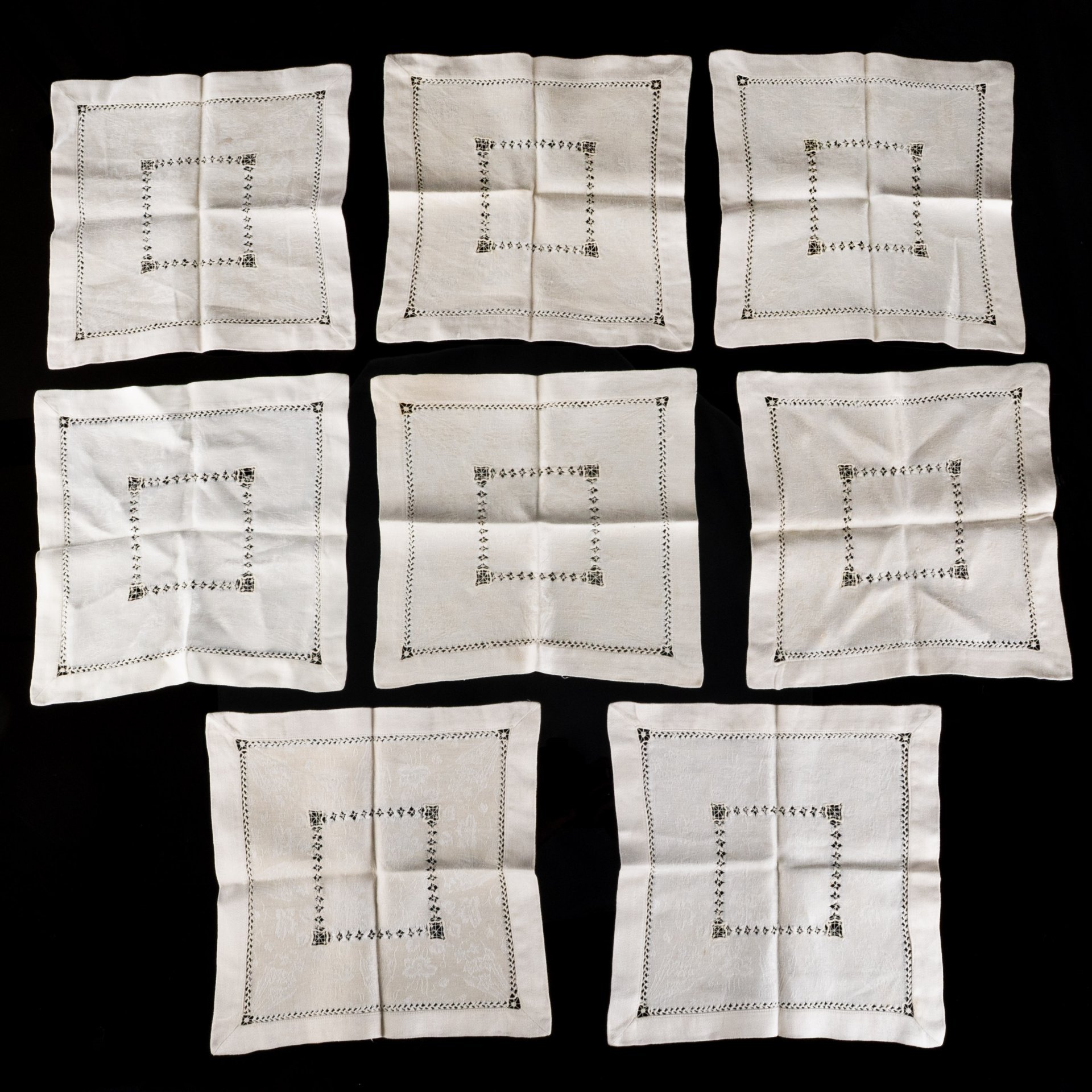 Салфетки для сервировки на 8 персон, украшенные цветочным декором, ткань, вышивка, Россия, 1910-1930 гг.