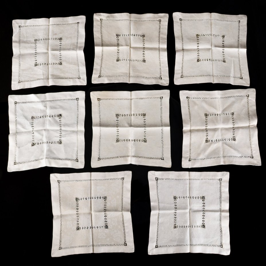 Салфетки для сервировки на 8 персон, украшенные цветочным декором, ткань, вышивка, Россия, 1910-1930 гг.