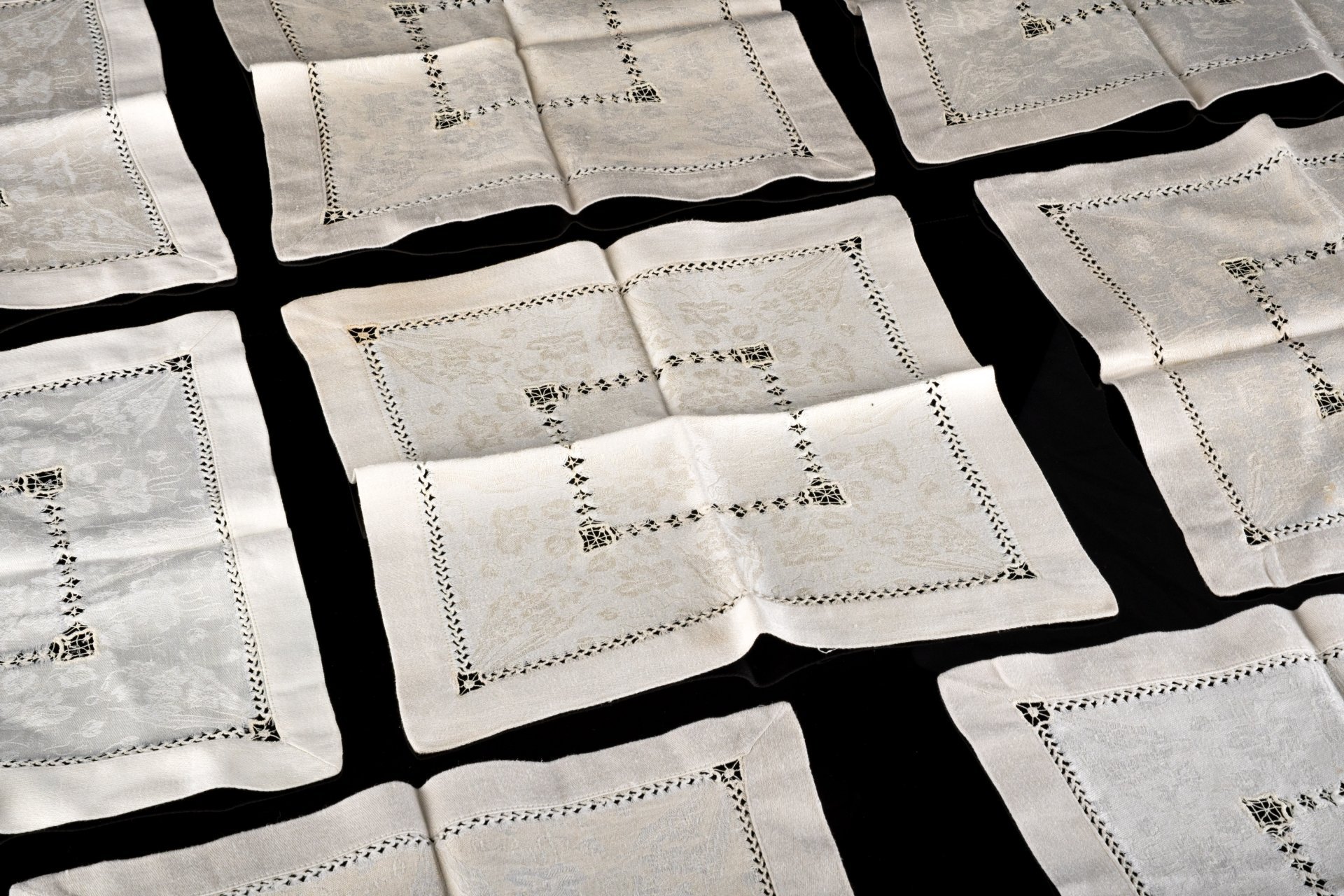 Салфетки для сервировки на 8 персон, украшенные цветочным декором, ткань, вышивка, Россия, 1910-1930 гг.