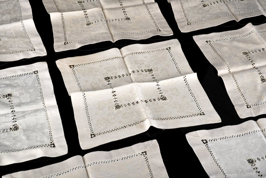 Салфетки для сервировки на 8 персон, украшенные цветочным декором, ткань, вышивка, Россия, 1910-1930 гг.