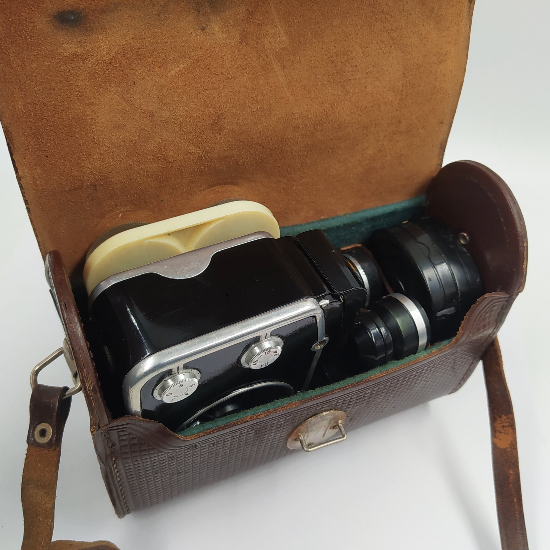 Кинокамера любительская "Экран-4" в кофре, металл, пластик, стекло, кожа, Казанский оптико-механический завод (КОМЗ), СССР, 1965-1969 гг.