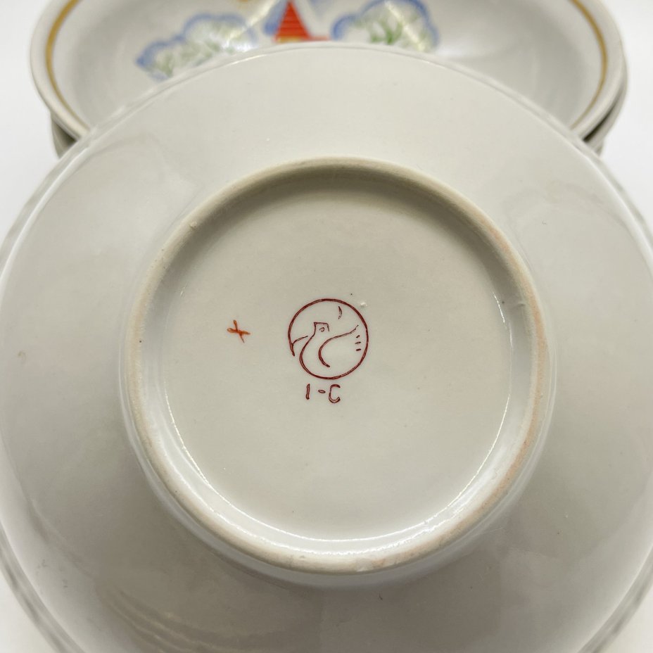 4 суповые тарелки из набора детской посуды "Зимние забавы", автор формы В. Г. Спица