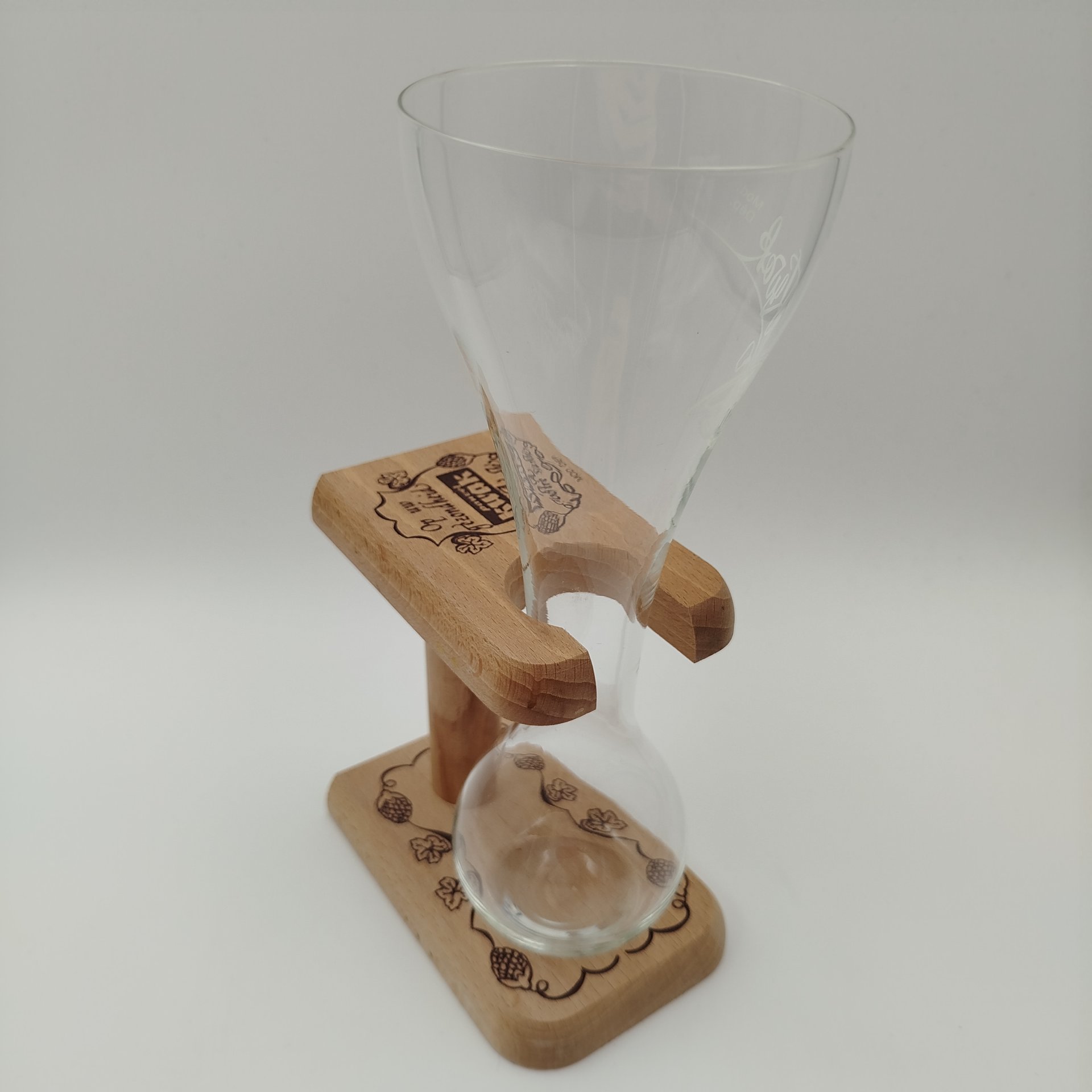 Бокал для пива (для Квака (Kwak)) уникальной формы с ручкой выполненной из дерева, стекло, дерево, деколь, Бельгия, 2000-2020 гг.
