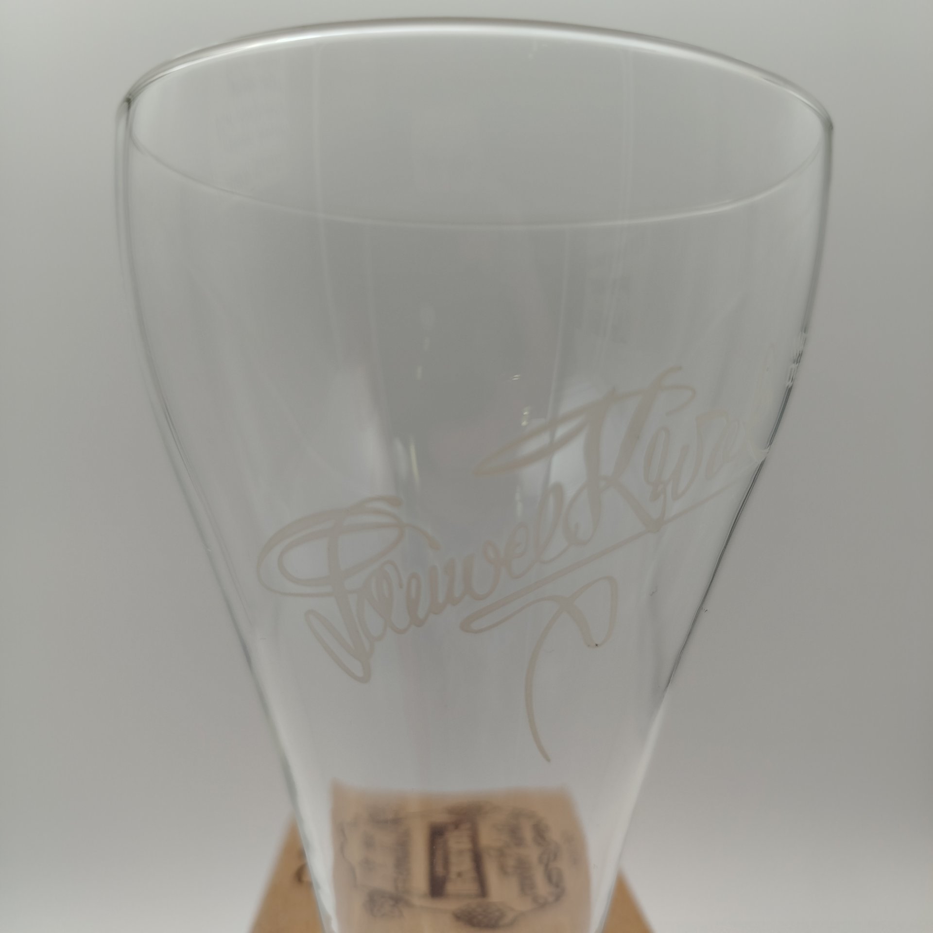 Бокал для пива (для Квака (Kwak)) уникальной формы с ручкой выполненной из дерева, стекло, дерево, деколь, Бельгия, 2000-2020 гг.