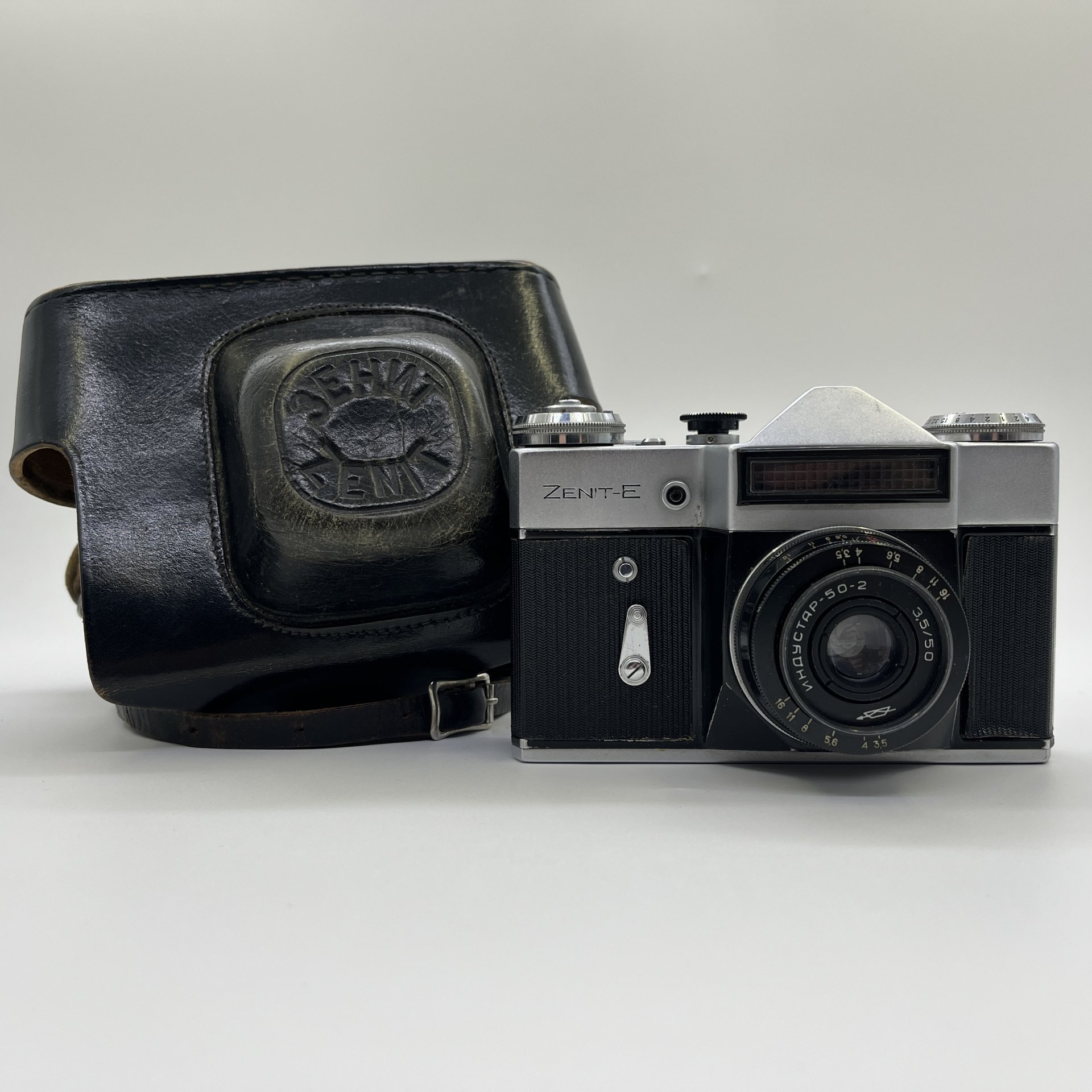 Фотоаппарат "Зенит-Е"  с объективом "Индустар-50-2"в оригинальном кофре, Красногорский механический завод (КМЗ)