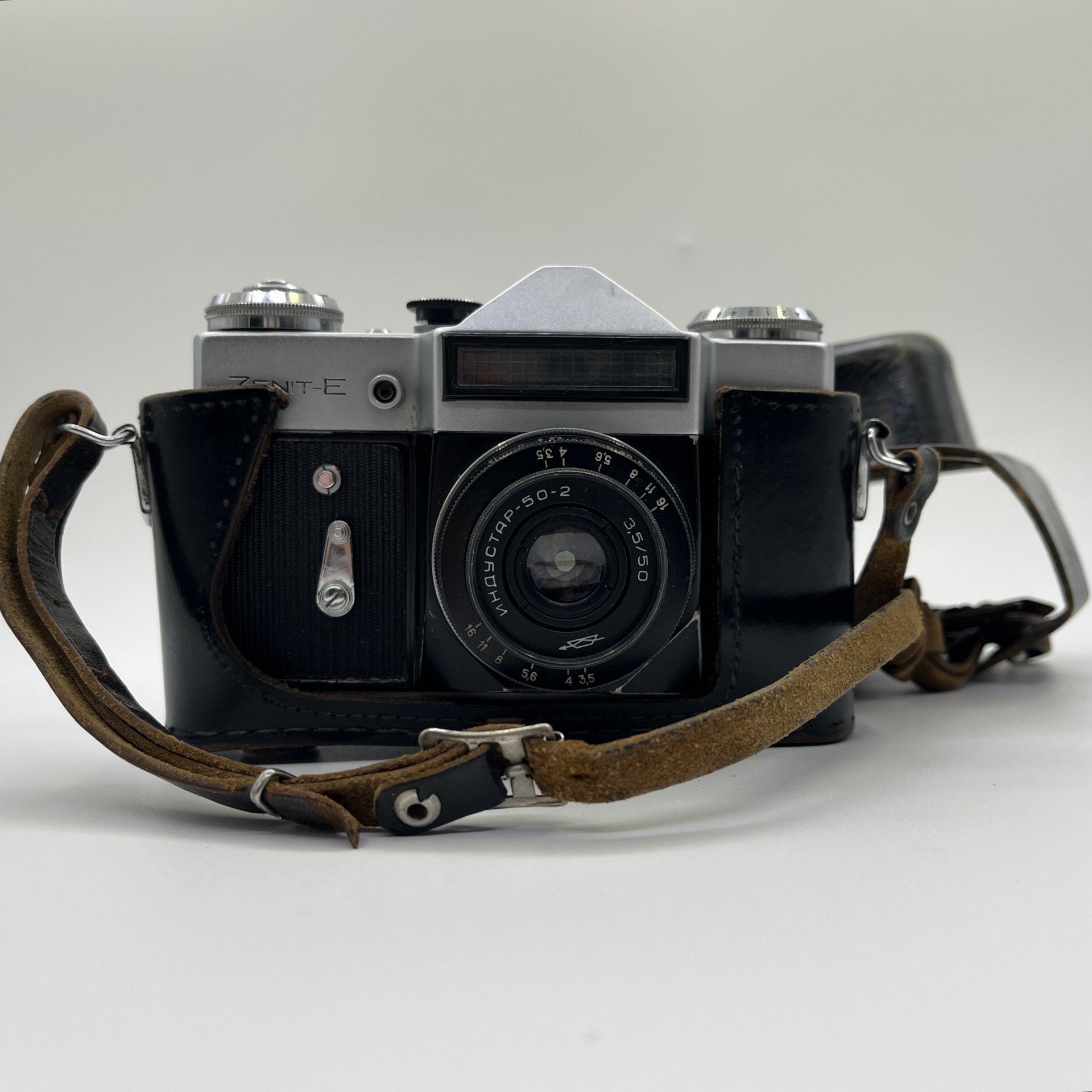 Фотоаппарат "Зенит-Е"  с объективом "Индустар-50-2"в оригинальном кофре, Красногорский механический завод (КМЗ)