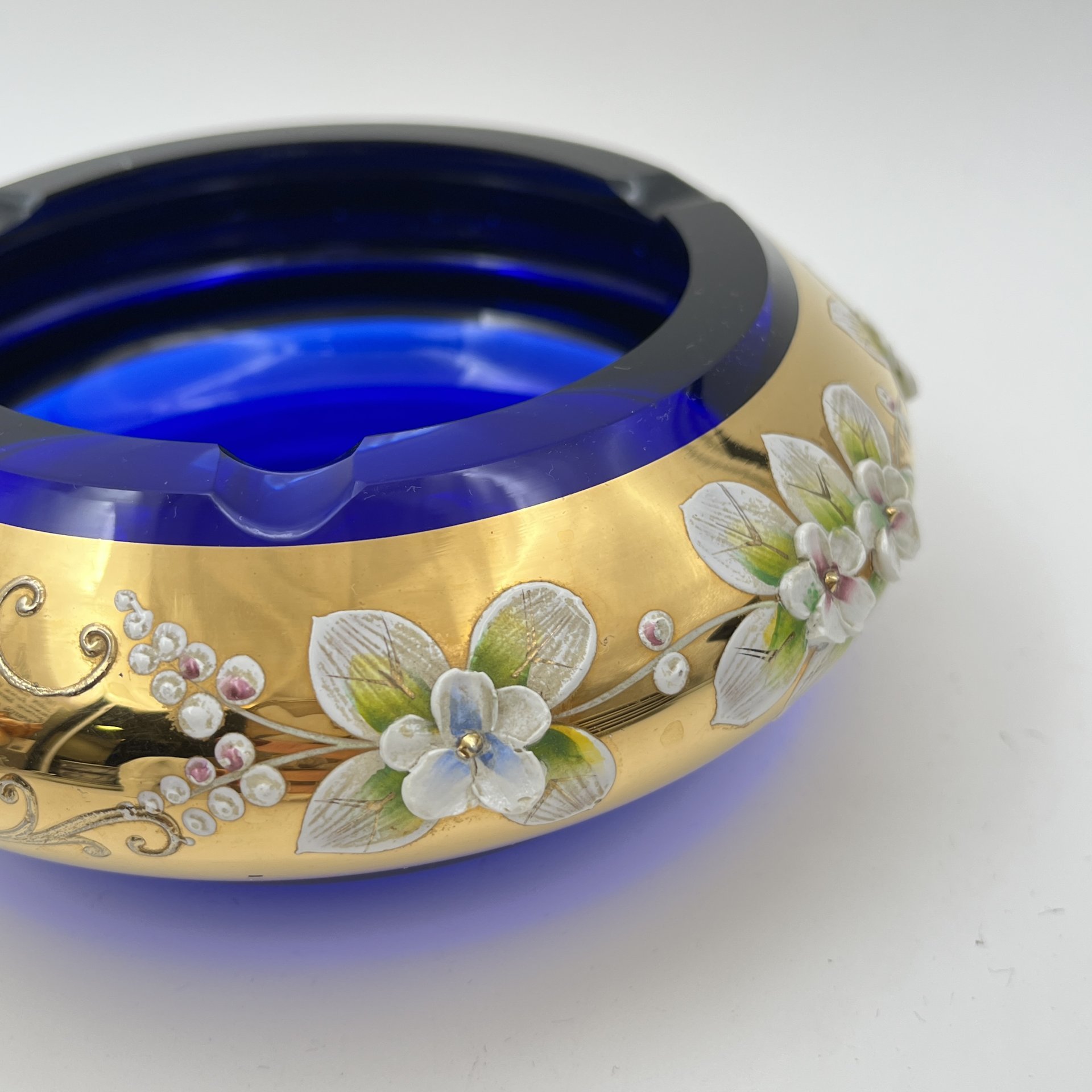 Пепельница с лепным цветочным декором, стекло, роспись, мастика, золочение, Bohemia Crystal (Bohemia Glass), Чехословакия, 1970-1980 гг.