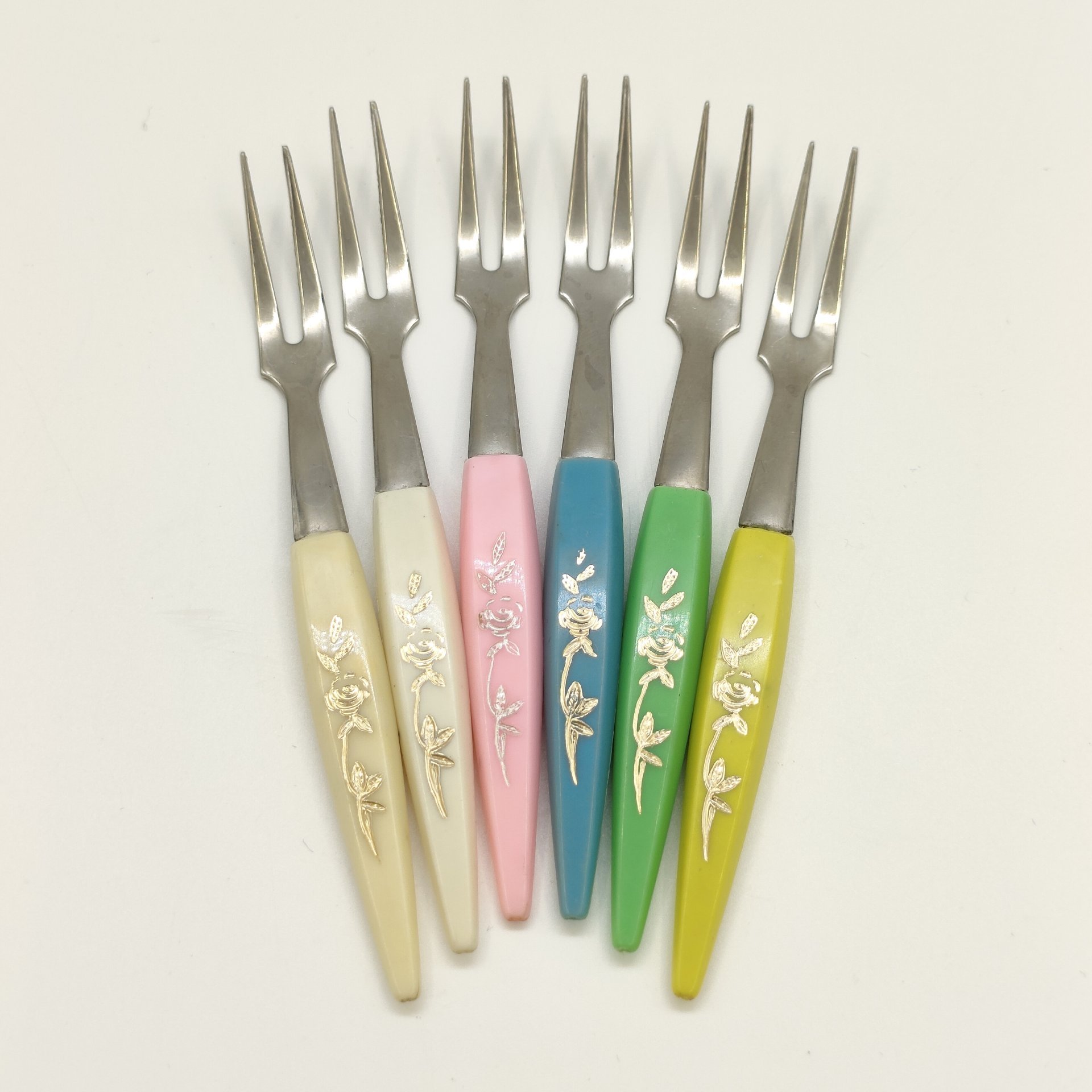 Набор вилок для лимона с разноцветными ручками и золотистым растительным орнаментом (6 шт.), металл, композитный материал, золочение, СССР, 1970-1990 гг.