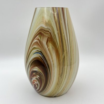 Ваза овоидной формы с разводами в коричнево-желтой гамме на белом фоне, цветное стекло, Ливанский стекольный завод, СССР, 1960-1980 гг.