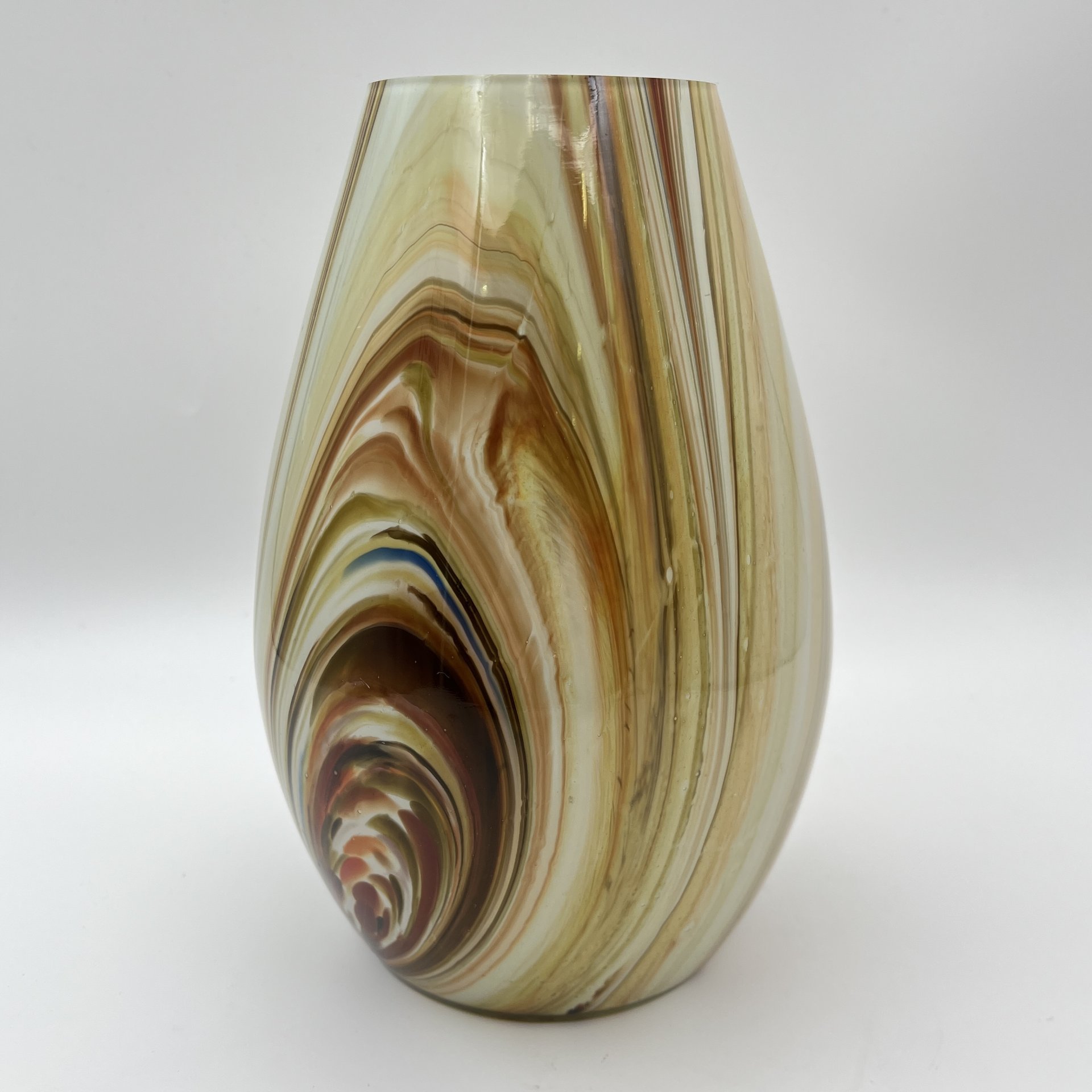 Ваза овоидной формы с разводами в коричнево-желтой гамме на белом фоне, цветное стекло, Ливанский стекольный завод, СССР, 1960-1980 гг.
