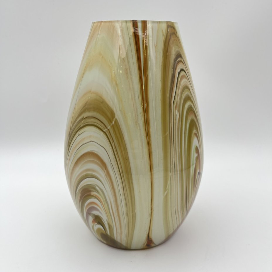 Ваза овоидной формы с разводами в коричнево-желтой гамме на белом фоне, цветное стекло, Ливанский стекольный завод, СССР, 1960-1980 гг.