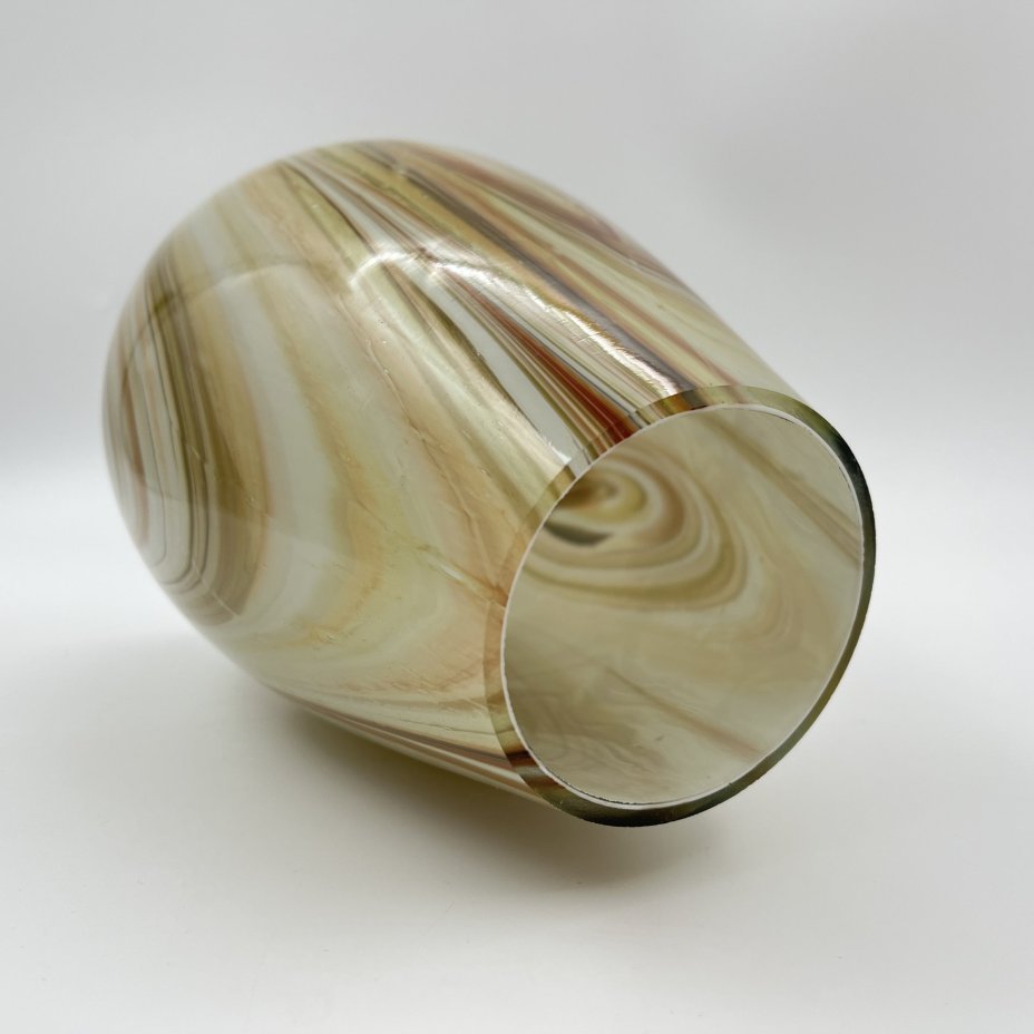 Ваза овоидной формы с разводами в коричнево-желтой гамме на белом фоне, цветное стекло, Ливанский стекольный завод, СССР, 1960-1980 гг.