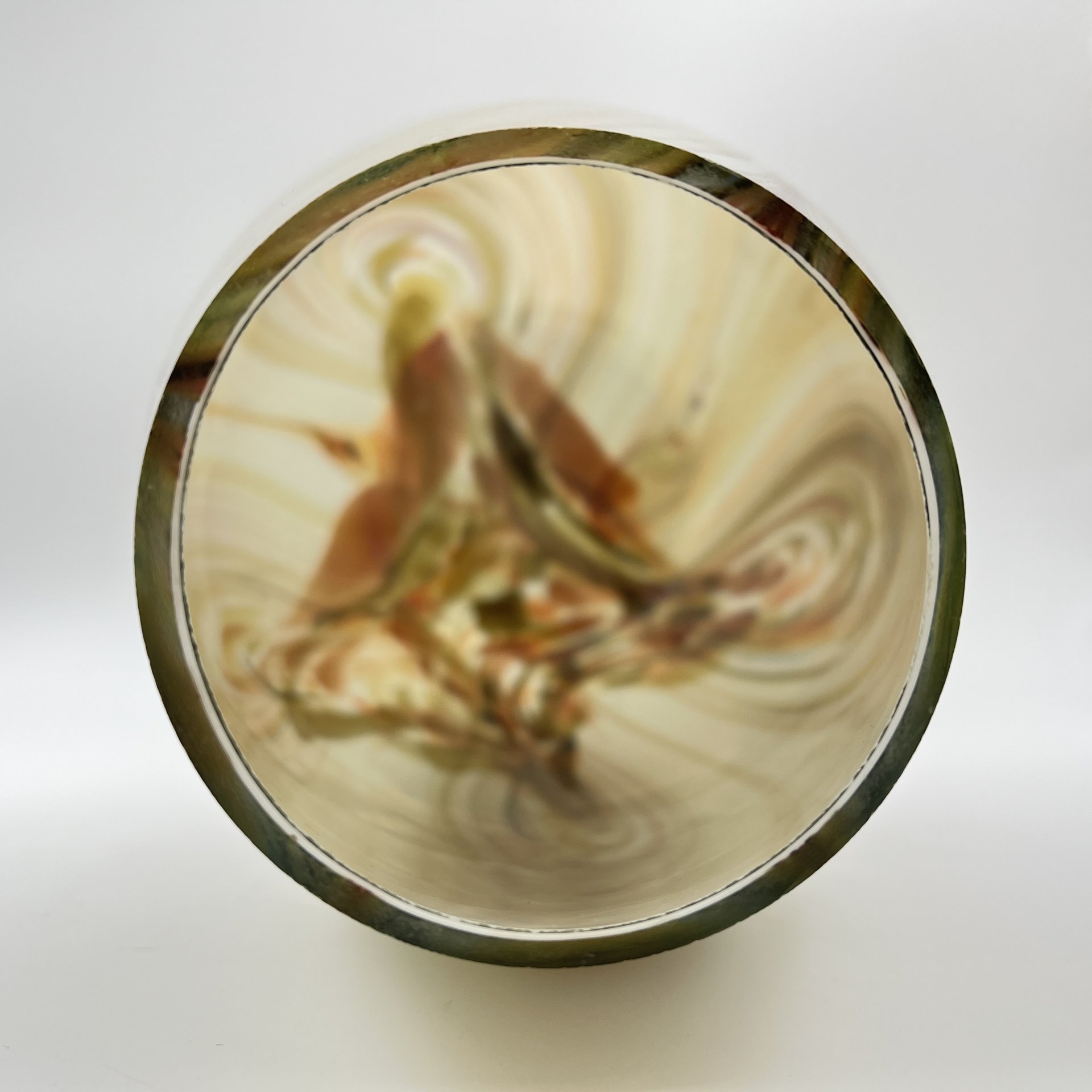 Ваза овоидной формы с разводами в коричнево-желтой гамме на белом фоне, цветное стекло, Ливанский стекольный завод, СССР, 1960-1980 гг.