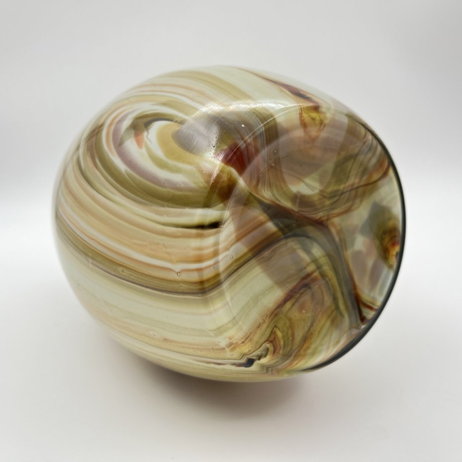 Ваза овоидной формы с разводами в коричнево-желтой гамме на белом фоне, цветное стекло, Ливанский стекольный завод, СССР, 1960-1980 гг.