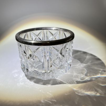 Конфетница с металлической окантовкой обода и геометрическим резным декором, хрусталь, металл, СССР, 1970-1990 гг.