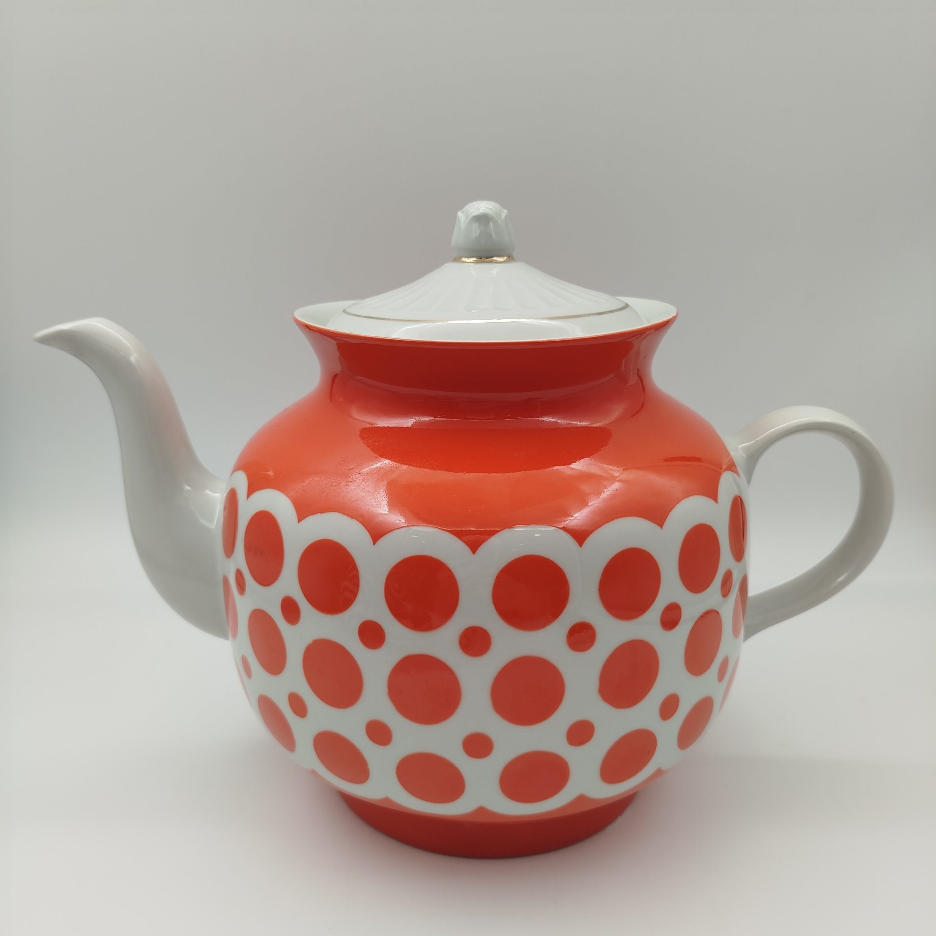 Чайник доливной, украшенный геометрическим декором, фарфор, крытье, золочение, Краснодарский фарфорово-фаянсовый завод «Чайка», СССР, 1960-1992 гг.