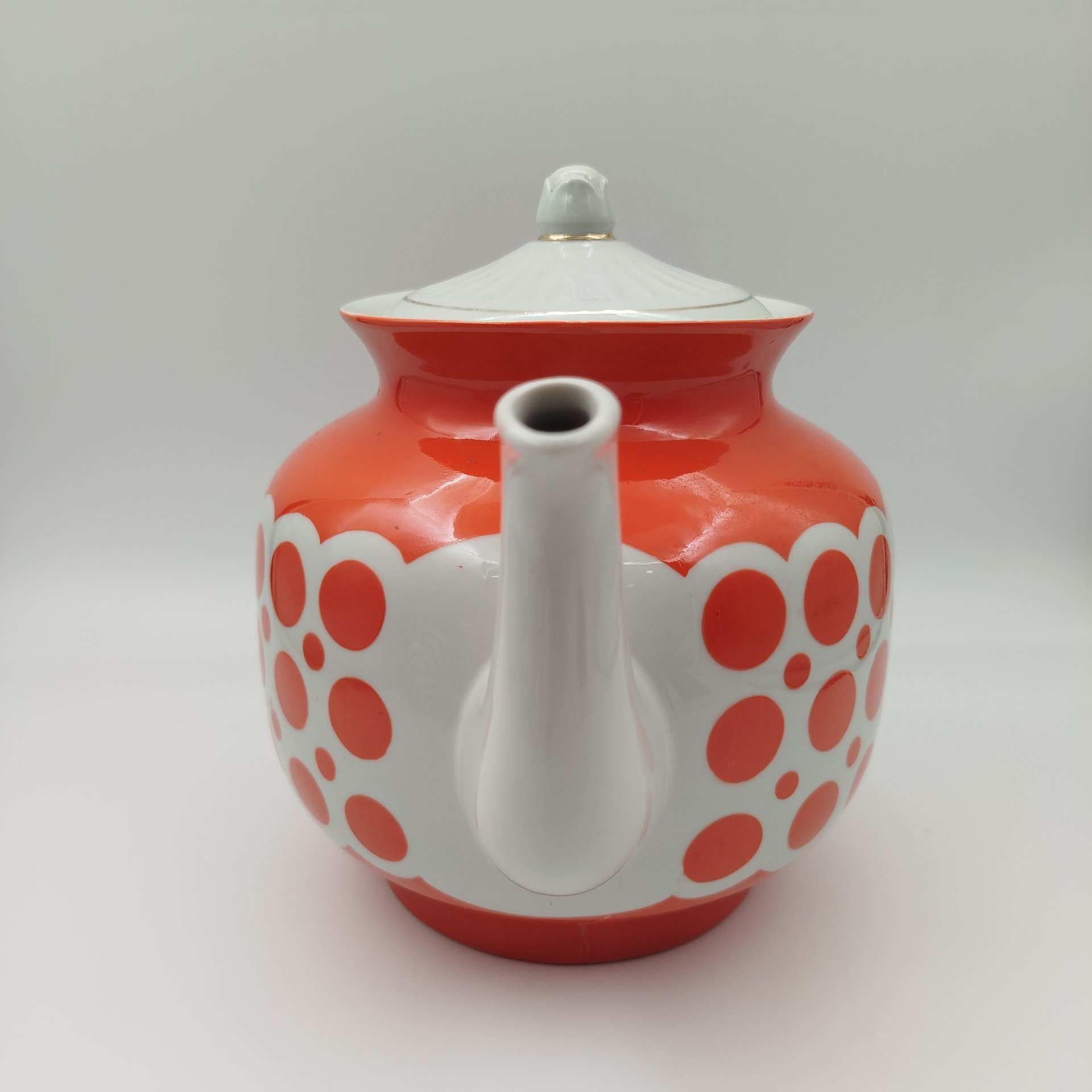 Чайник доливной, украшенный геометрическим декором, фарфор, крытье, золочение, Краснодарский фарфорово-фаянсовый завод «Чайка», СССР, 1960-1992 гг.