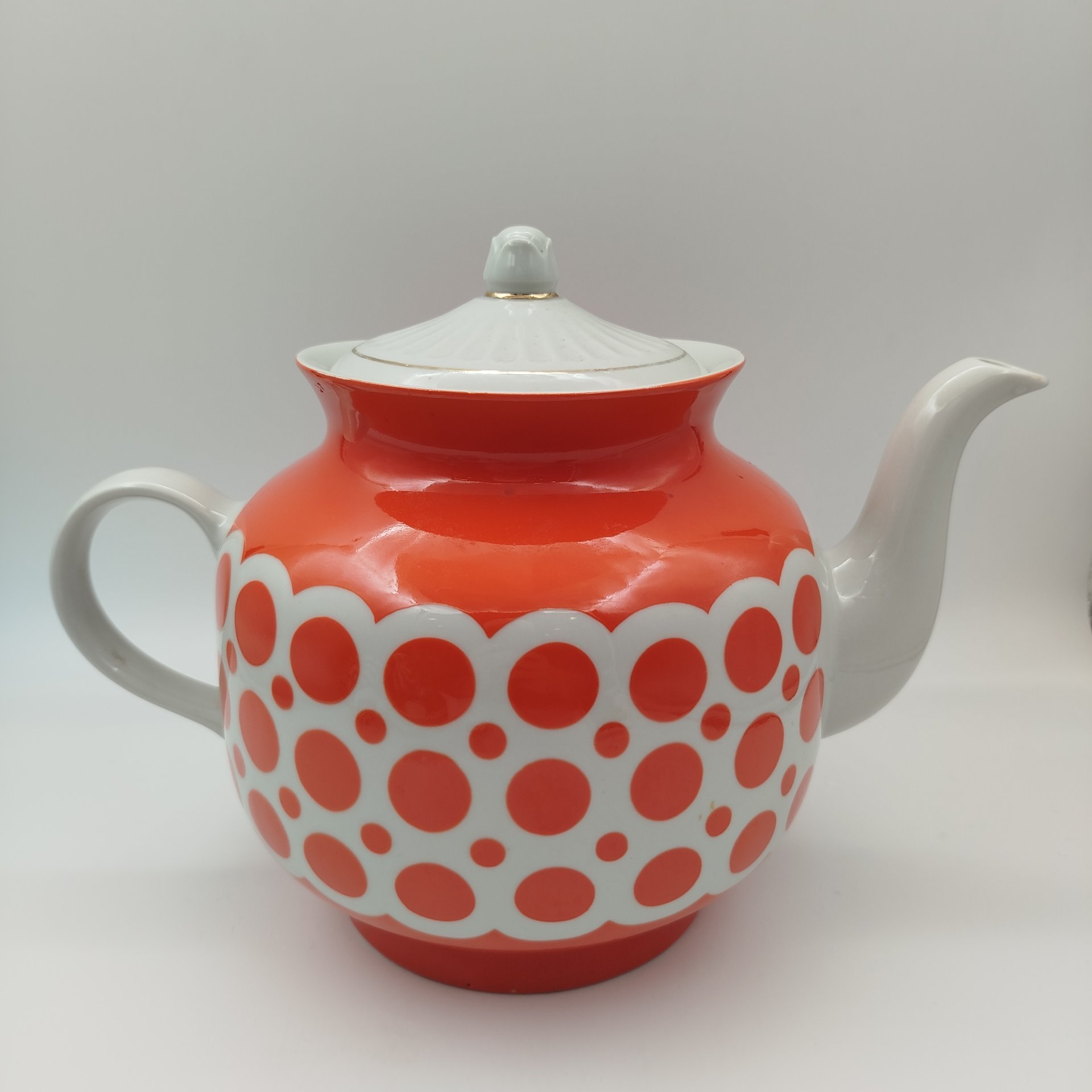 Чайник доливной, украшенный геометрическим декором, фарфор, крытье, золочение, Краснодарский фарфорово-фаянсовый завод «Чайка», СССР, 1960-1992 гг.