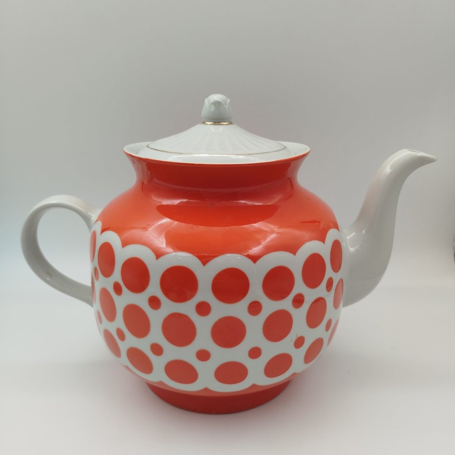 Чайник доливной, украшенный геометрическим декором, фарфор, крытье, золочение, Краснодарский фарфорово-фаянсовый завод «Чайка», СССР, 1960-1992 гг.