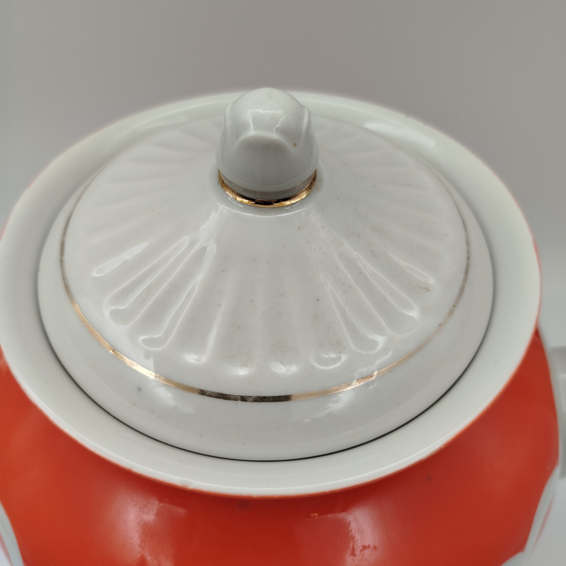 Чайник доливной, украшенный геометрическим декором, фарфор, крытье, золочение, Краснодарский фарфорово-фаянсовый завод «Чайка», СССР, 1960-1992 гг.