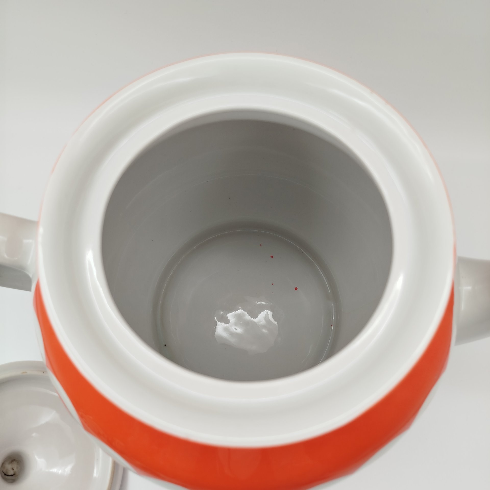 Чайник доливной, украшенный геометрическим декором, фарфор, крытье, золочение, Краснодарский фарфорово-фаянсовый завод «Чайка», СССР, 1960-1992 гг.