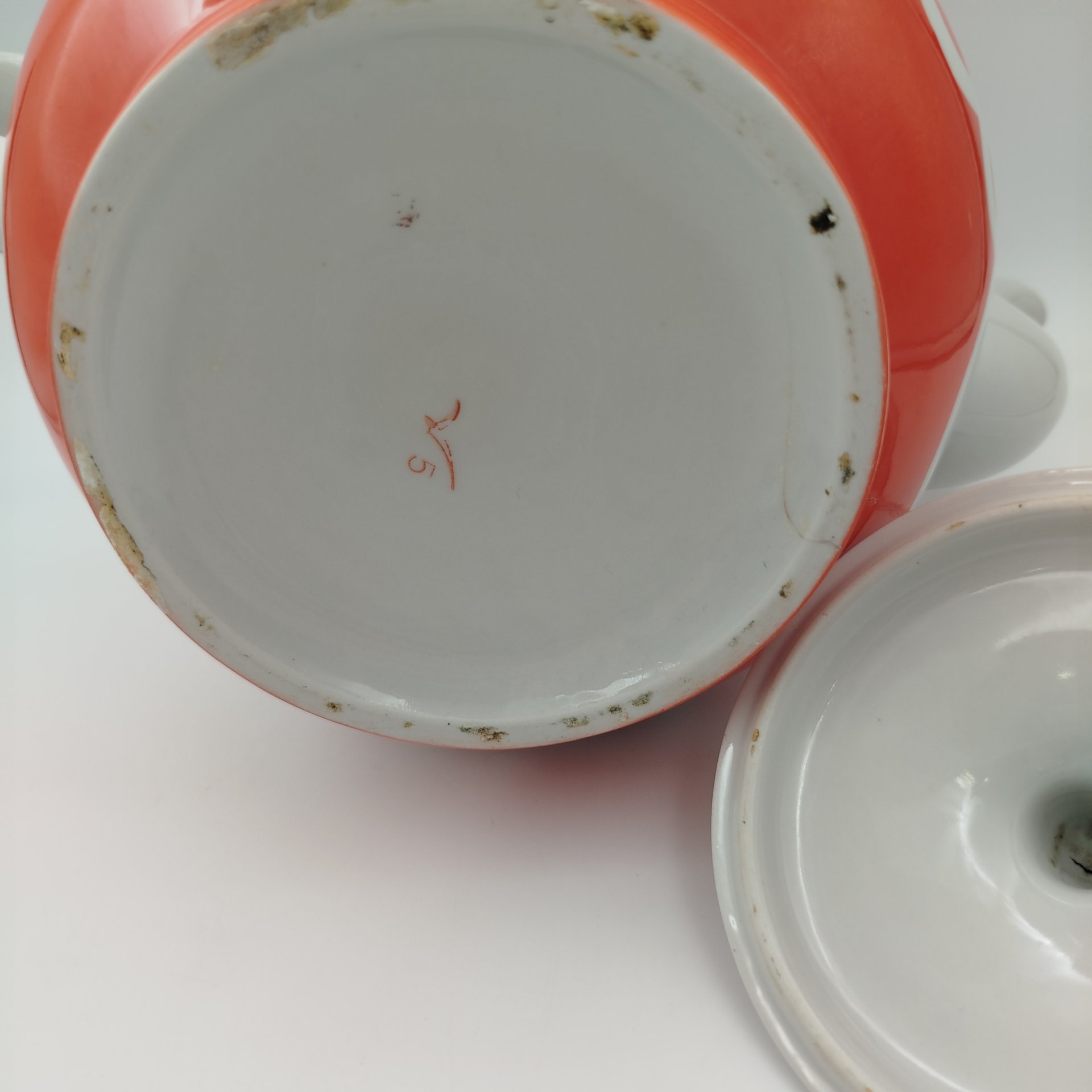 Чайник доливной, украшенный геометрическим декором, фарфор, крытье, золочение, Краснодарский фарфорово-фаянсовый завод «Чайка», СССР, 1960-1992 гг.